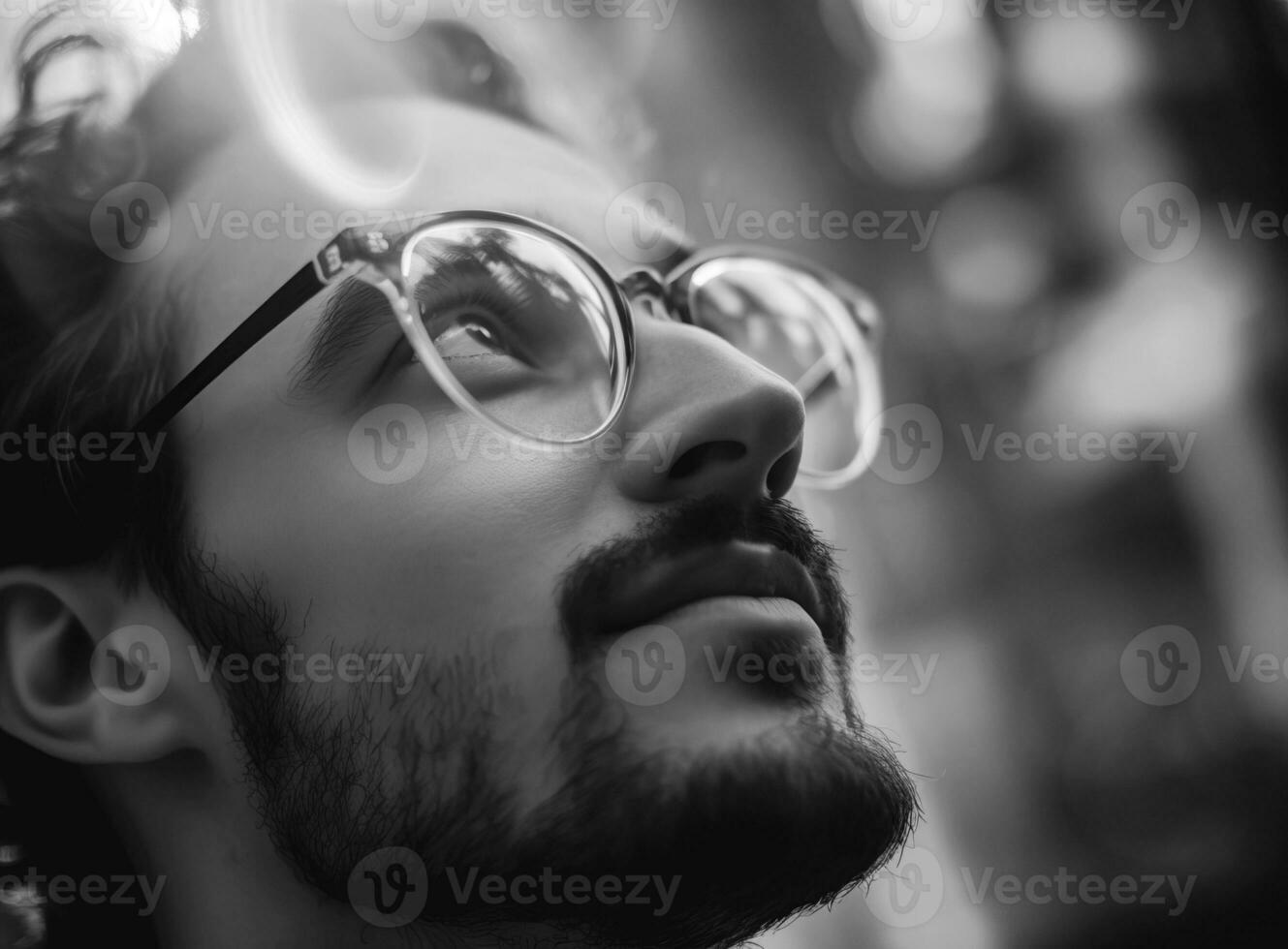 ai generado un joven hombre mira arriba mediante su lentes. ai generado. foto