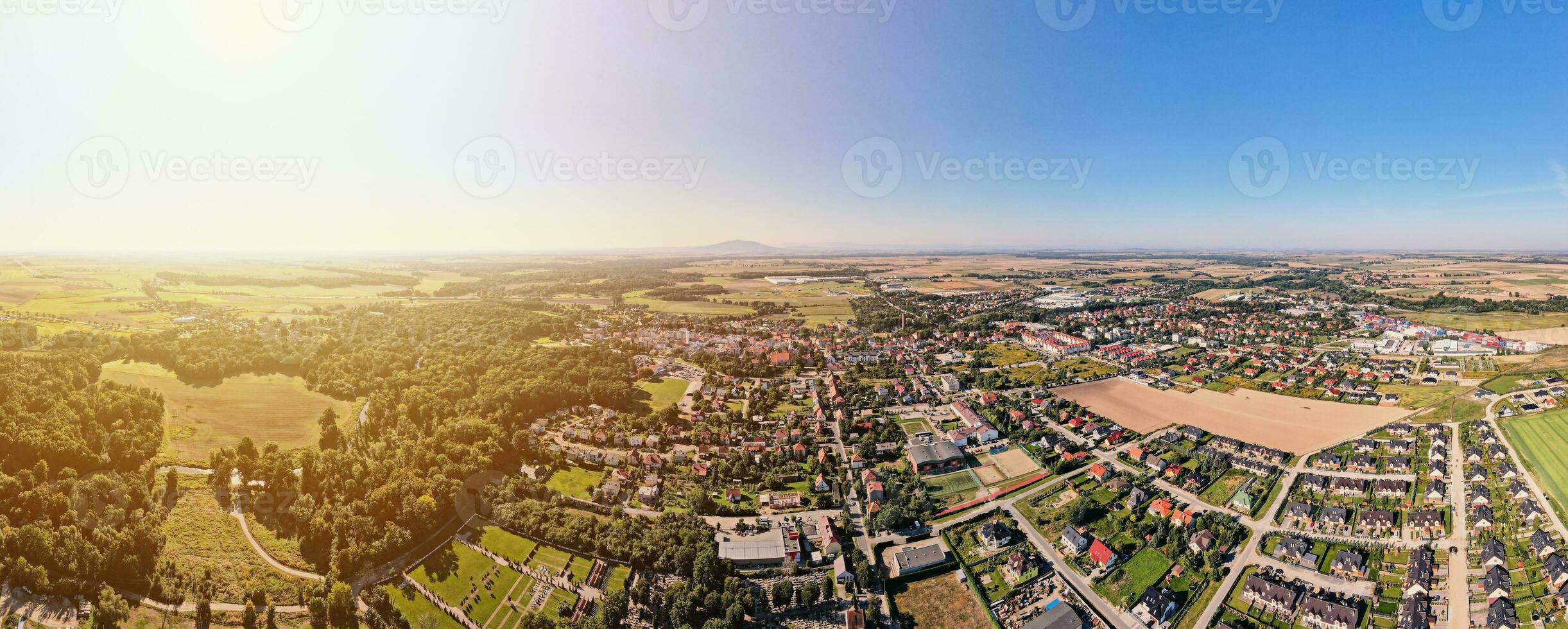 pequeño pueblo paisaje urbano en campo área. foto