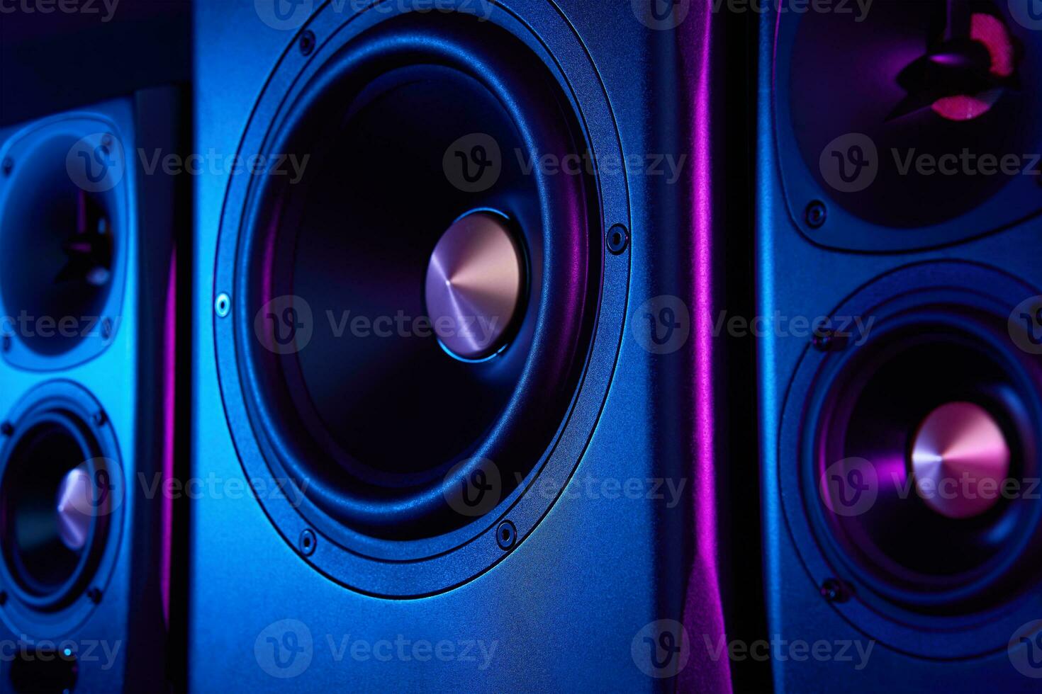 dos sonido Altavoces y subwoofer en oscuro antecedentes con neón luces foto