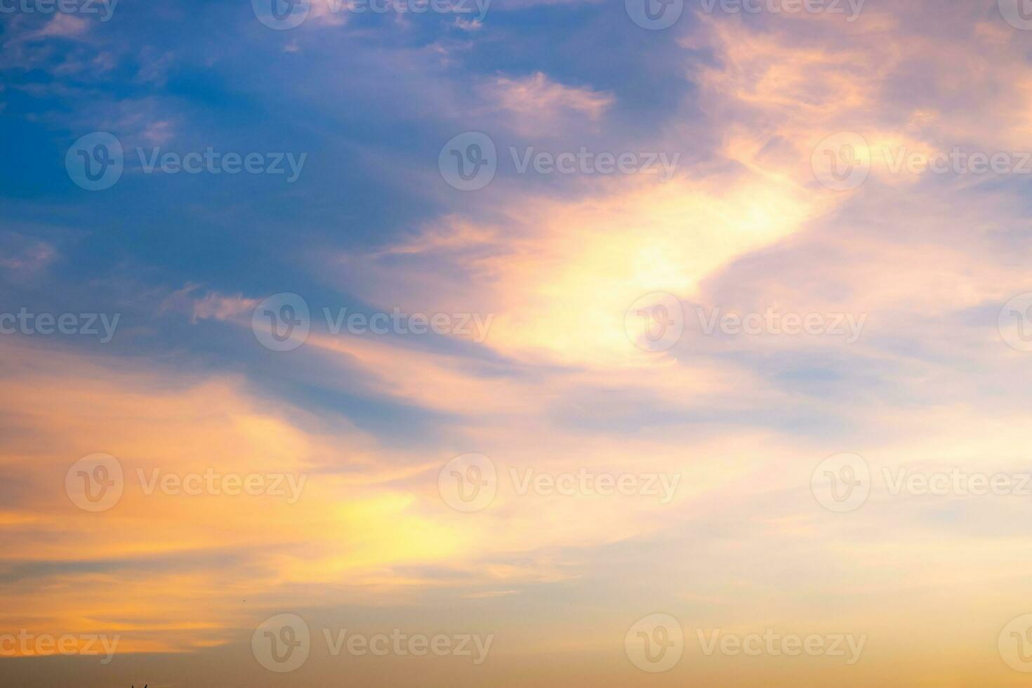 real increíble hermosa amanecer y lujo suave degradado naranja oro nubes con luz de sol en el azul cielo Perfecto para el fondo, tomar en siempre, crepúsculo puesta de sol cielo con amable vistoso nubes foto