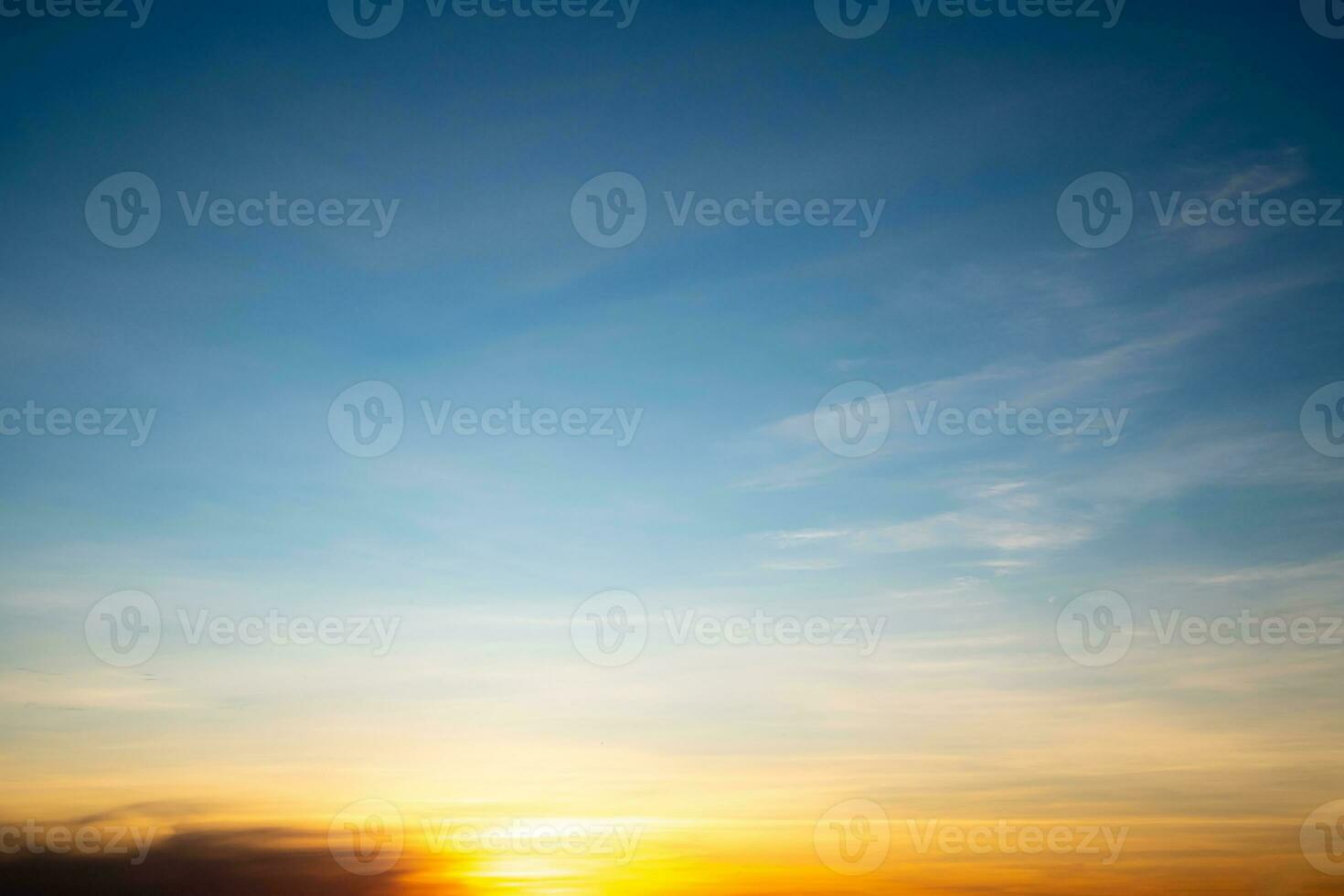 real increíble hermosa amanecer y lujo suave degradado naranja oro nubes con luz de sol en el azul cielo Perfecto para el fondo, tomar en siempre, crepúsculo puesta de sol cielo con amable vistoso nubes foto