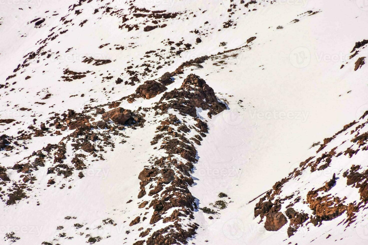 un persona es esquiar abajo un Nevado montaña foto