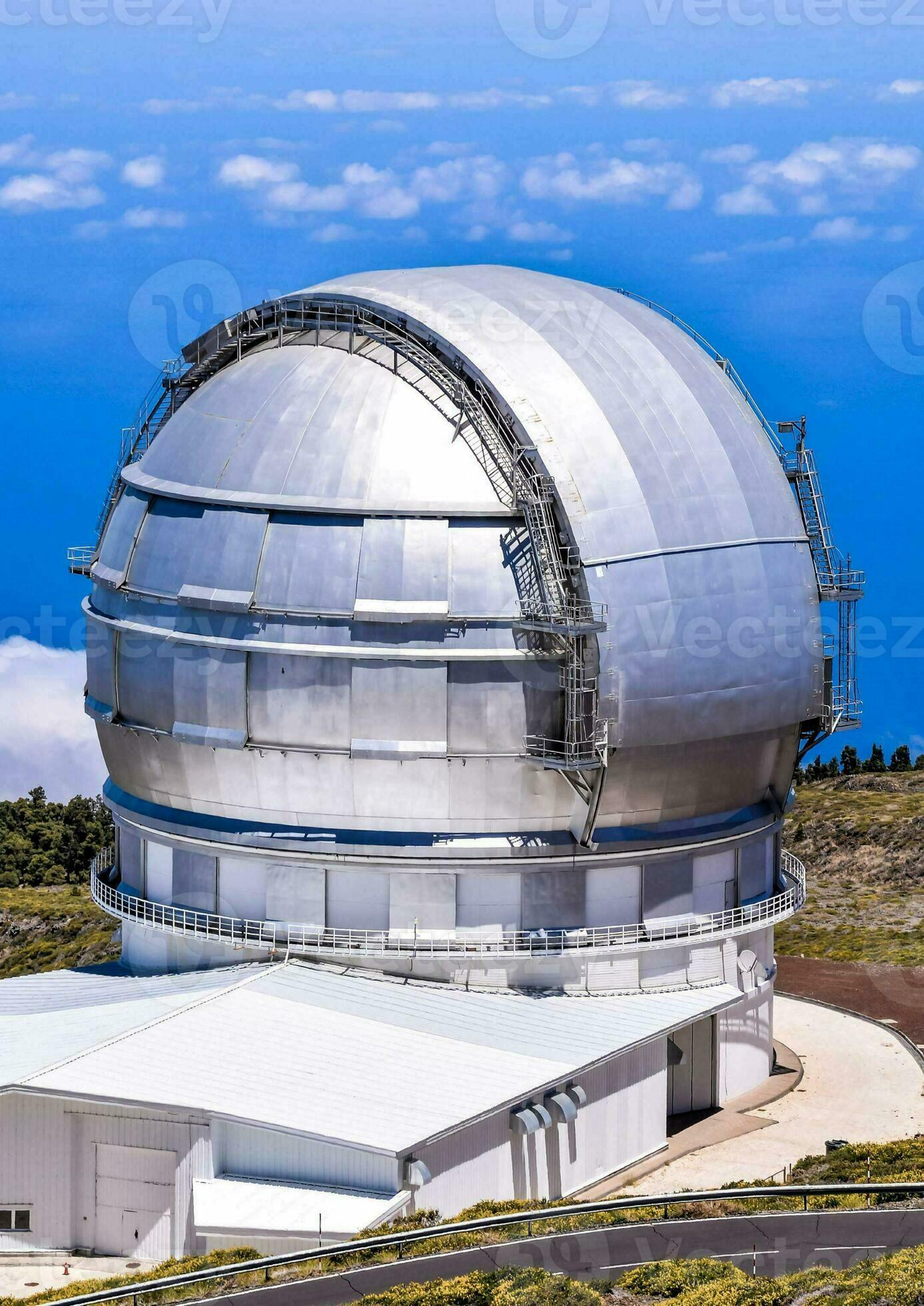 the largest telescope in the world, the mauna kea observatory, is