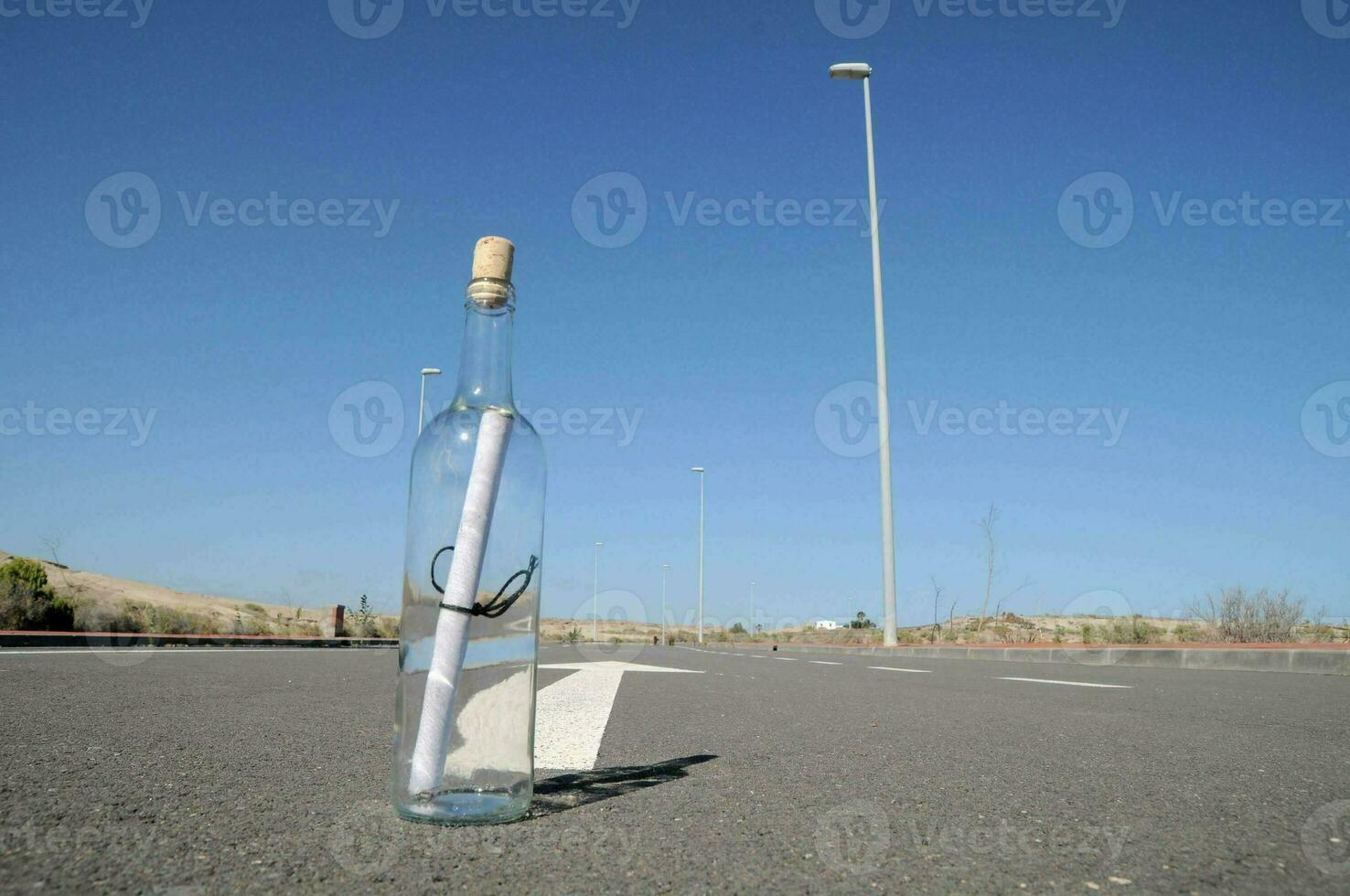 un mensaje en un botella en el la carretera foto