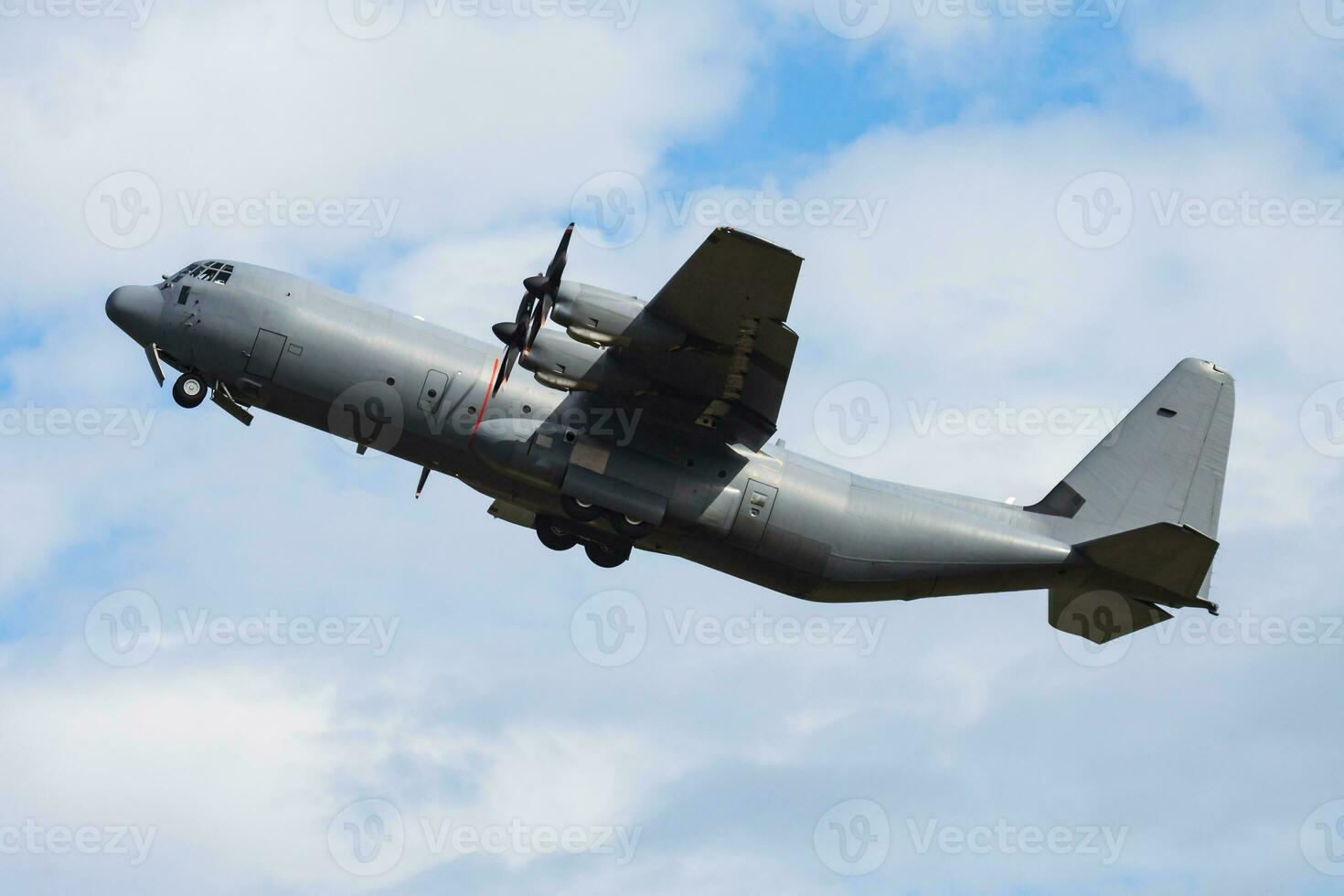 intitulado militar transporte avión a aire base. aeropuerto y aeródromo. aire fuerza y Ejército vuelo operación. aviación y aeronave. aire elevar. militar industria. mosca y volador. foto