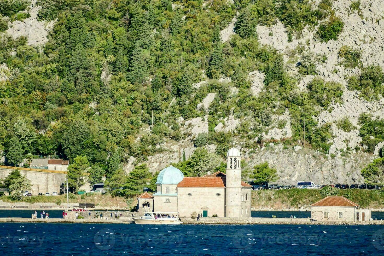 un Iglesia en un isla en el medio de el agua foto