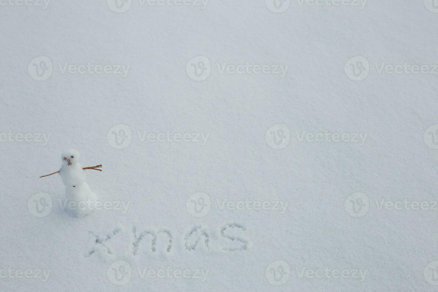 monigote de nieve en nieve. Copiar espacio. texto Navidad en nieve foto