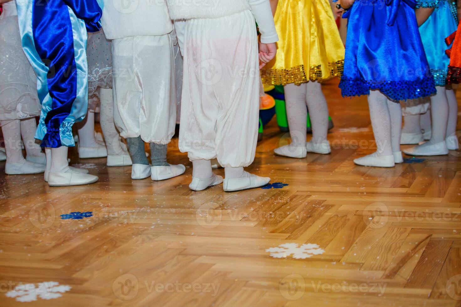 niños sentar en un silla en niños. Niños vestido en disfraces conejos joven niños hecho manejas regazo. foto