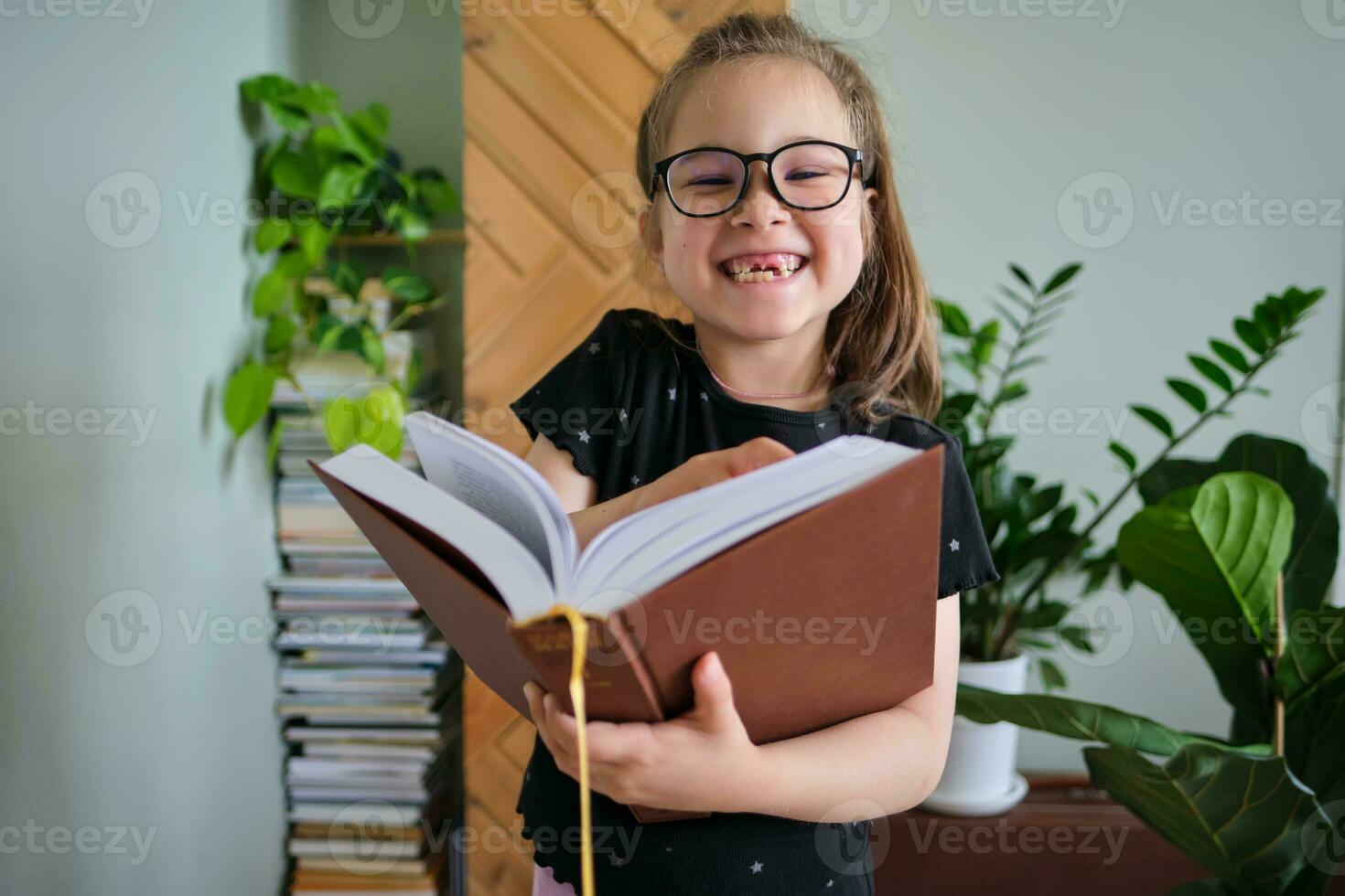 un edad escolar niña vistiendo lentes con libros en manos. foto