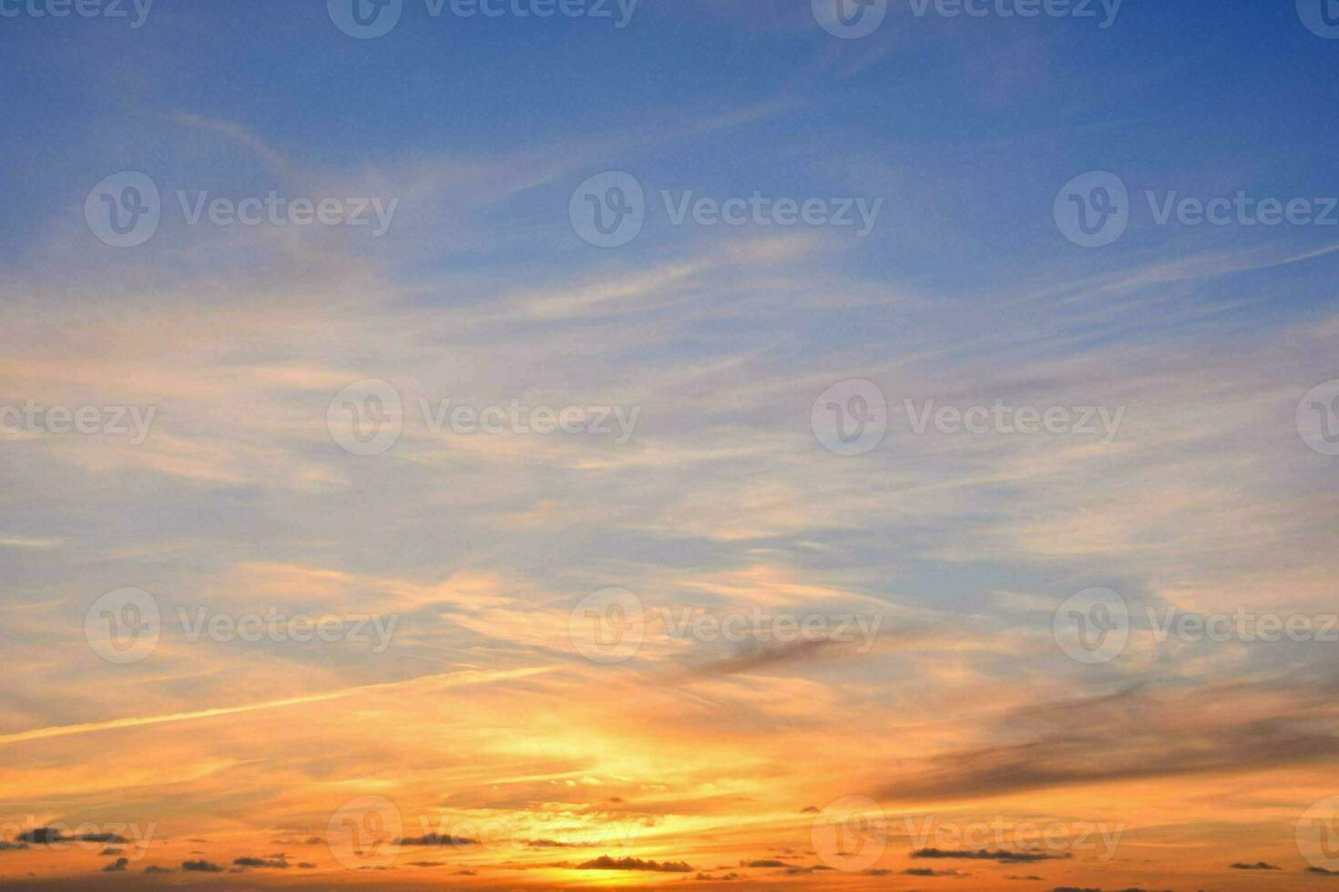 el Dom conjuntos terminado el Oceano y el cielo es azul y naranja foto