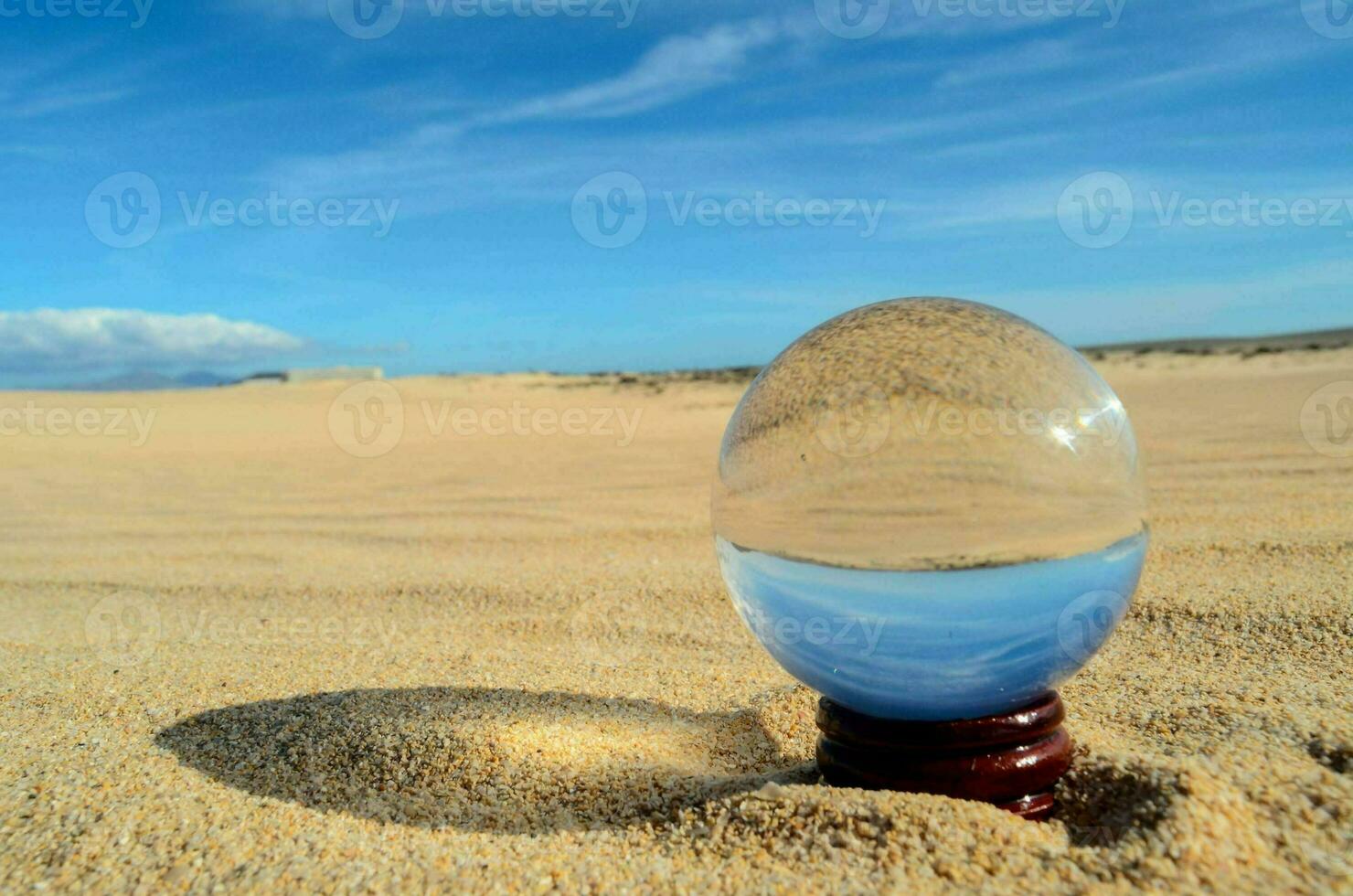 un vaso pelota sentado en el arena foto