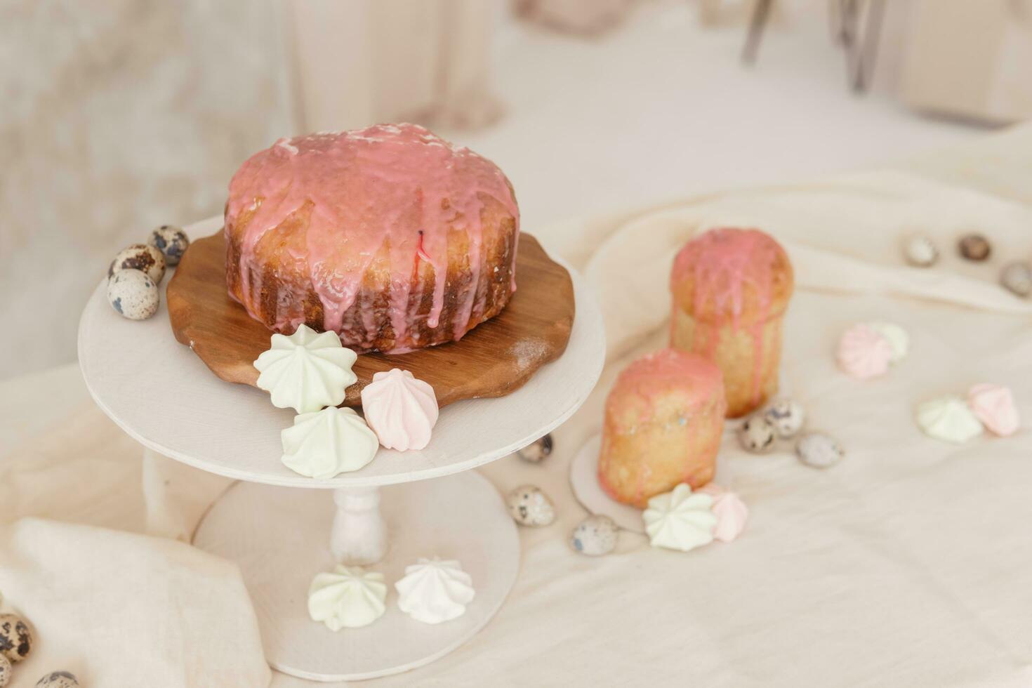 un conjunto mesa para el celebracion de Pascua de Resurrección. pasteles y codorniz huevos en el Pascua de Resurrección mesa. foto