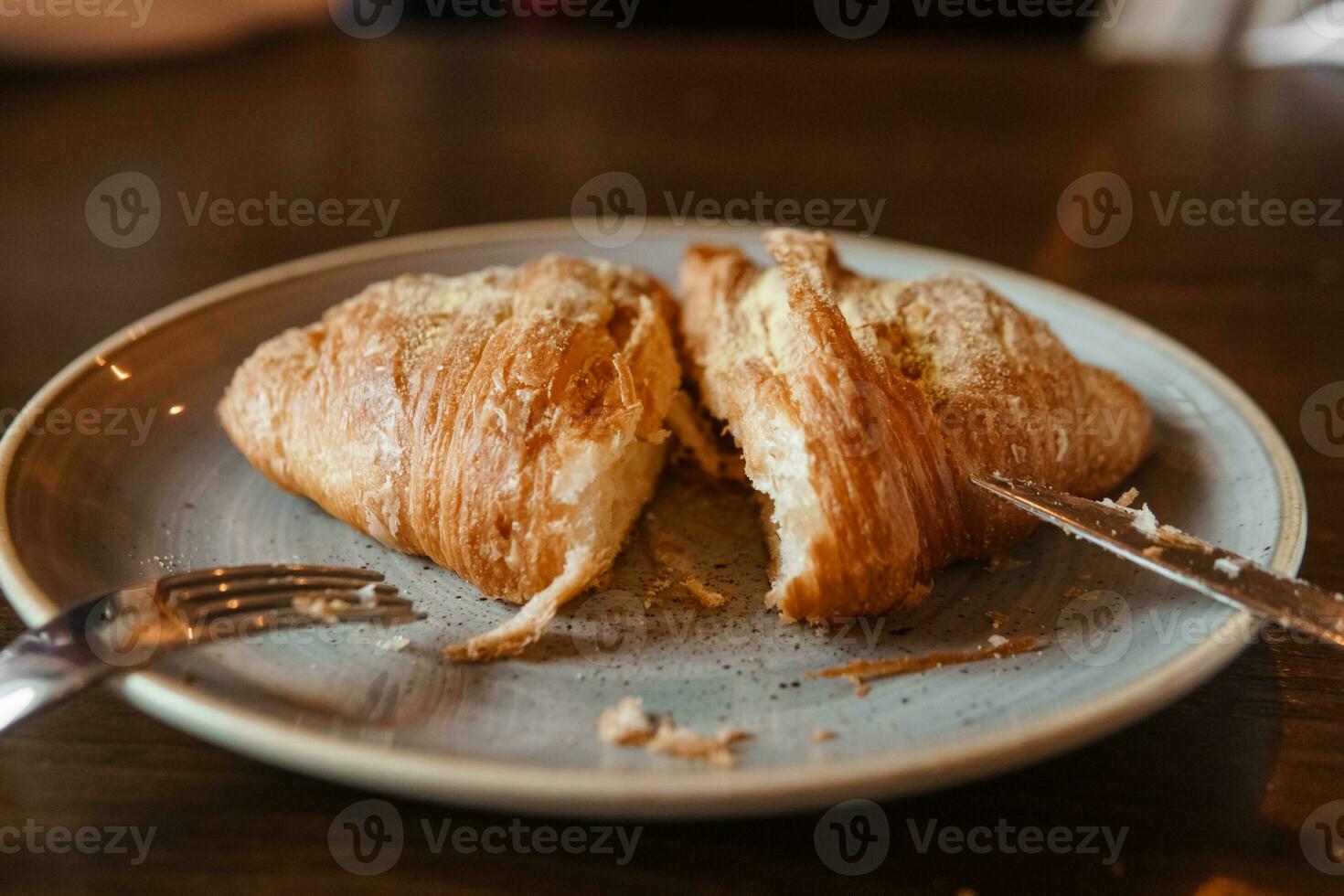 corte un cuerno en un lámina, de cerca foto