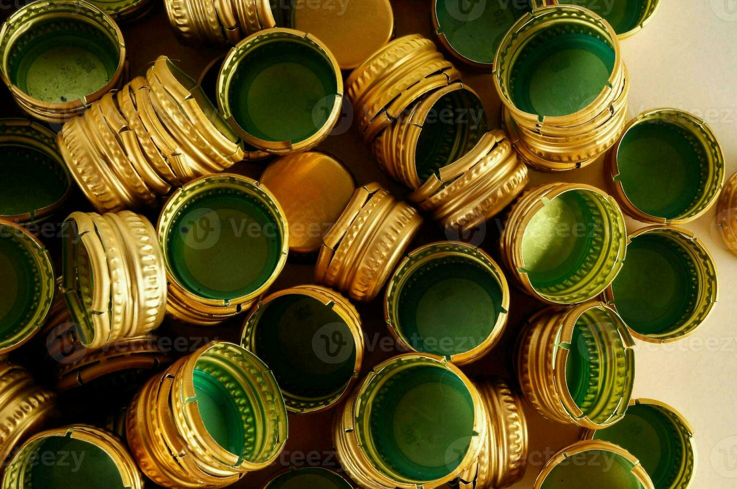 un pila de oro y verde monedas foto