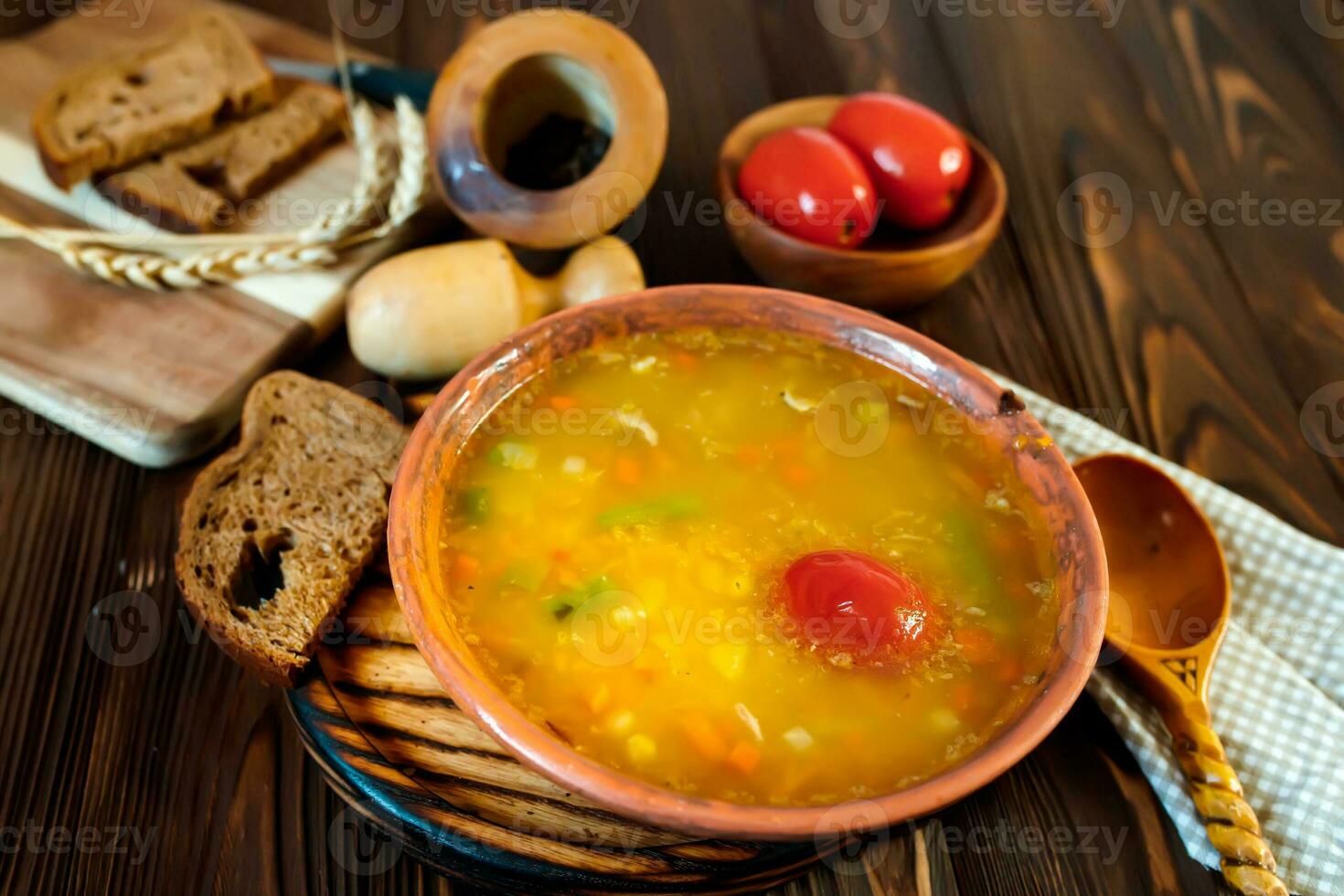 guisante sopa con tomate en un de madera mesa. tomate sopa con Chucrut Tomates y un de madera cuchara. esloveno nacional plato. foto