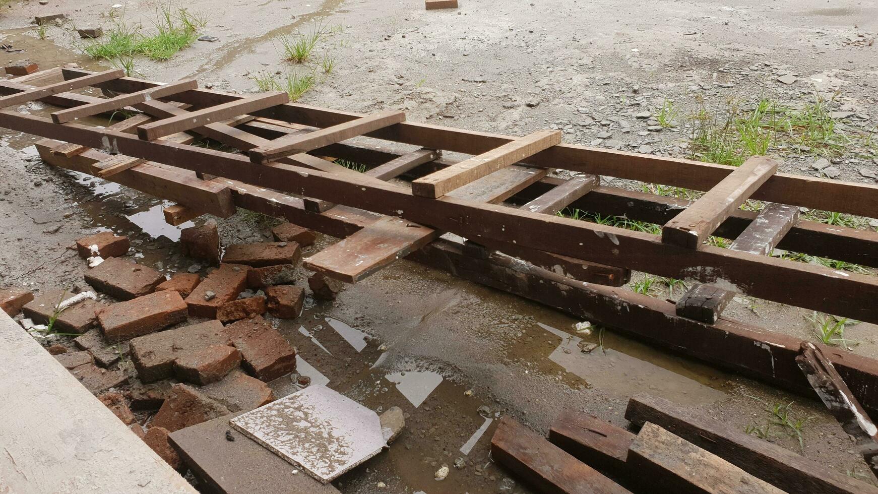 usado madera en el formar de escalera en un desarrollo foto