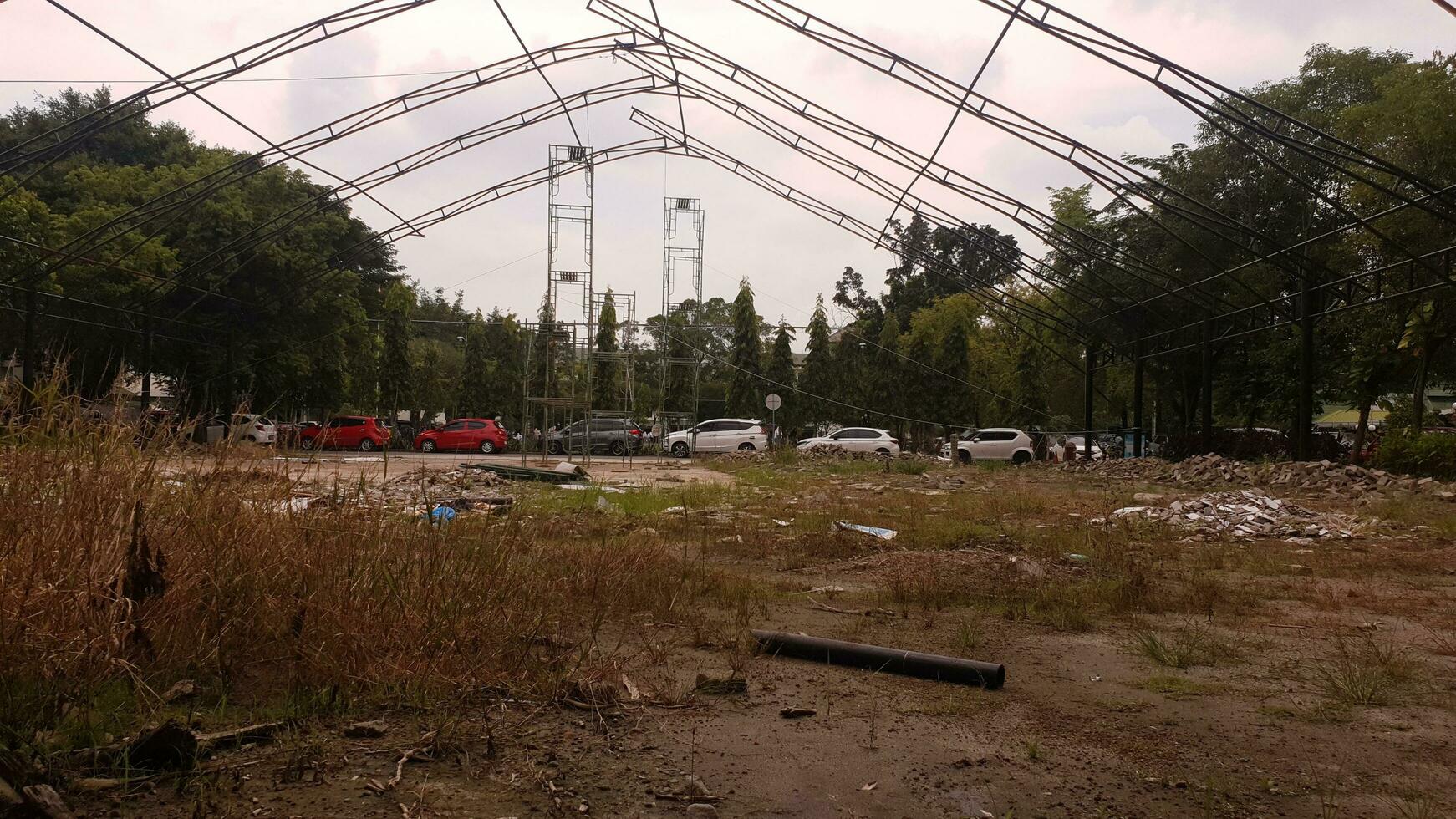 Progreso de construcción en creando estacionamiento en un abierto zona en un instalaciones foto