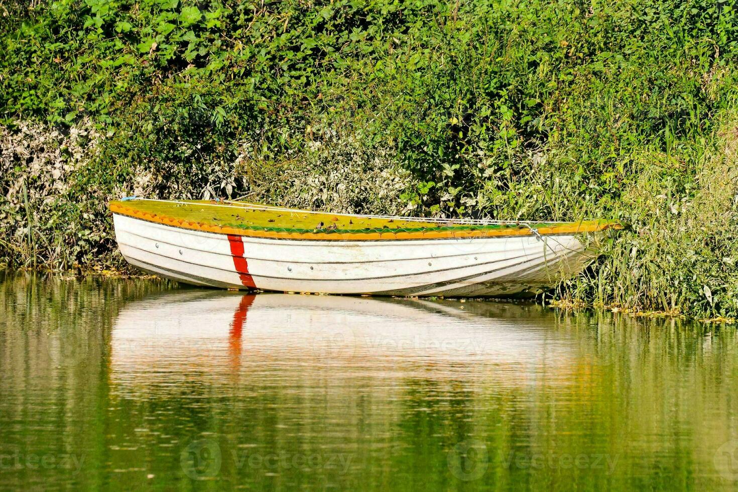 un fila barco en el río foto