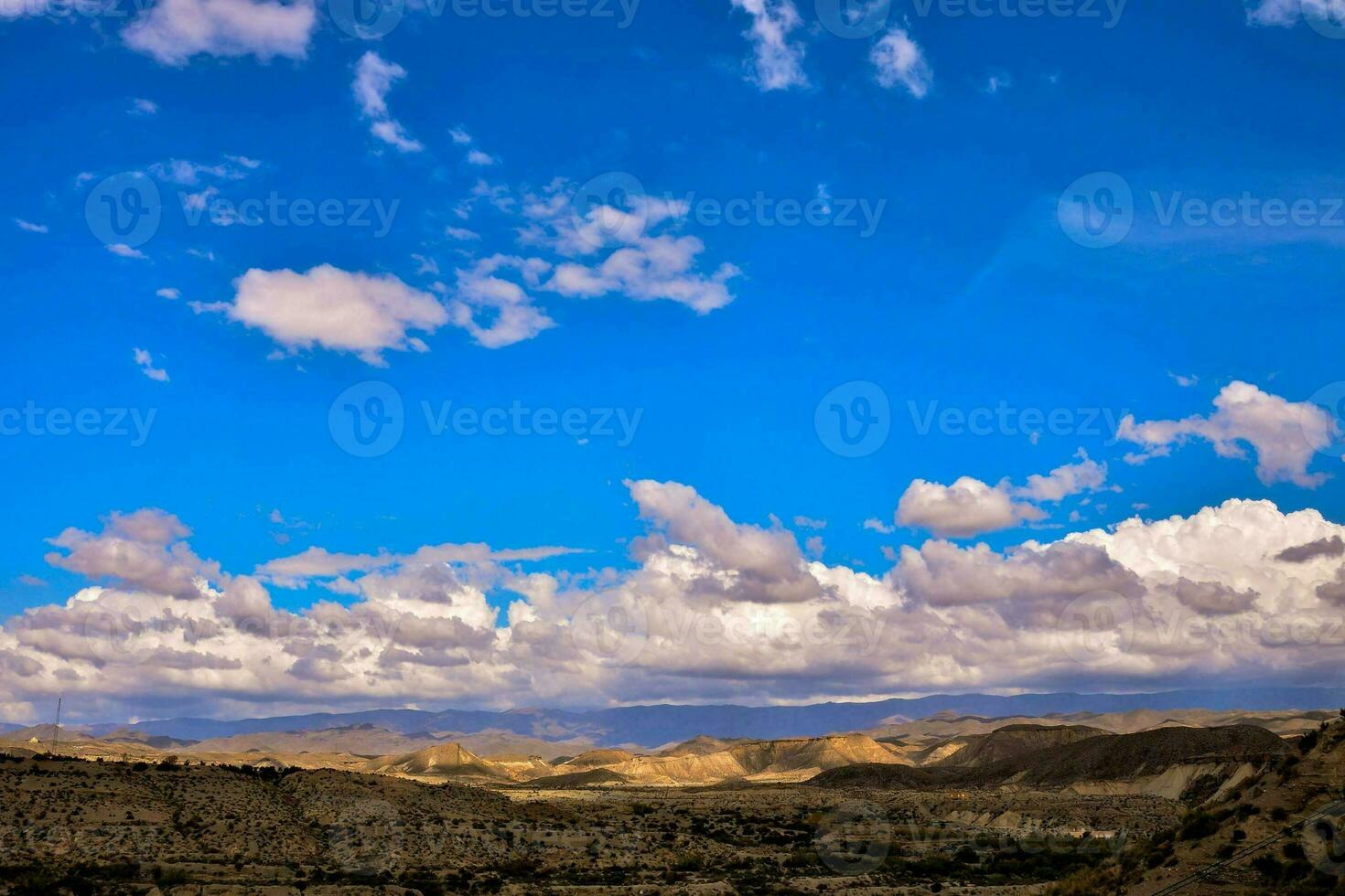 un ver de el Desierto con nubes en el cielo foto