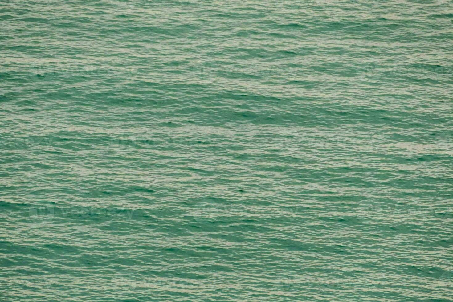 superficie de el Oceano con pequeño ondas foto
