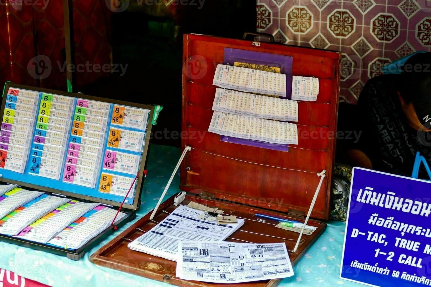 un mesa con un lote de Entradas foto