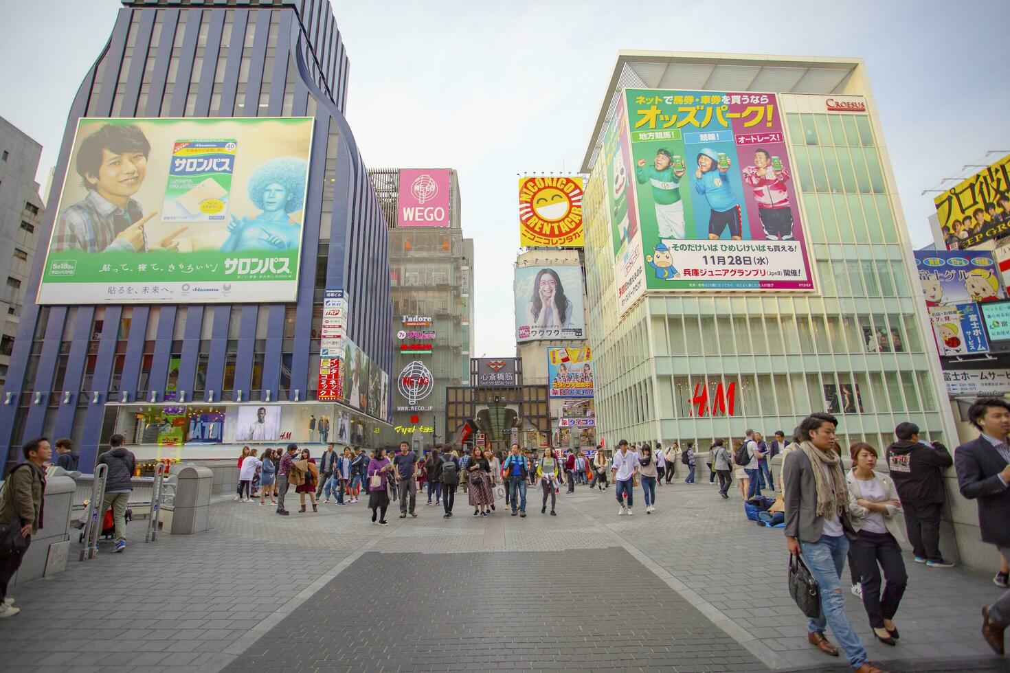 dotonbori Osaka Japón - noviembre8,2018 grande número de turista atracción a dotonbori distrito uno de más popular compras destino en Osaka Japón foto