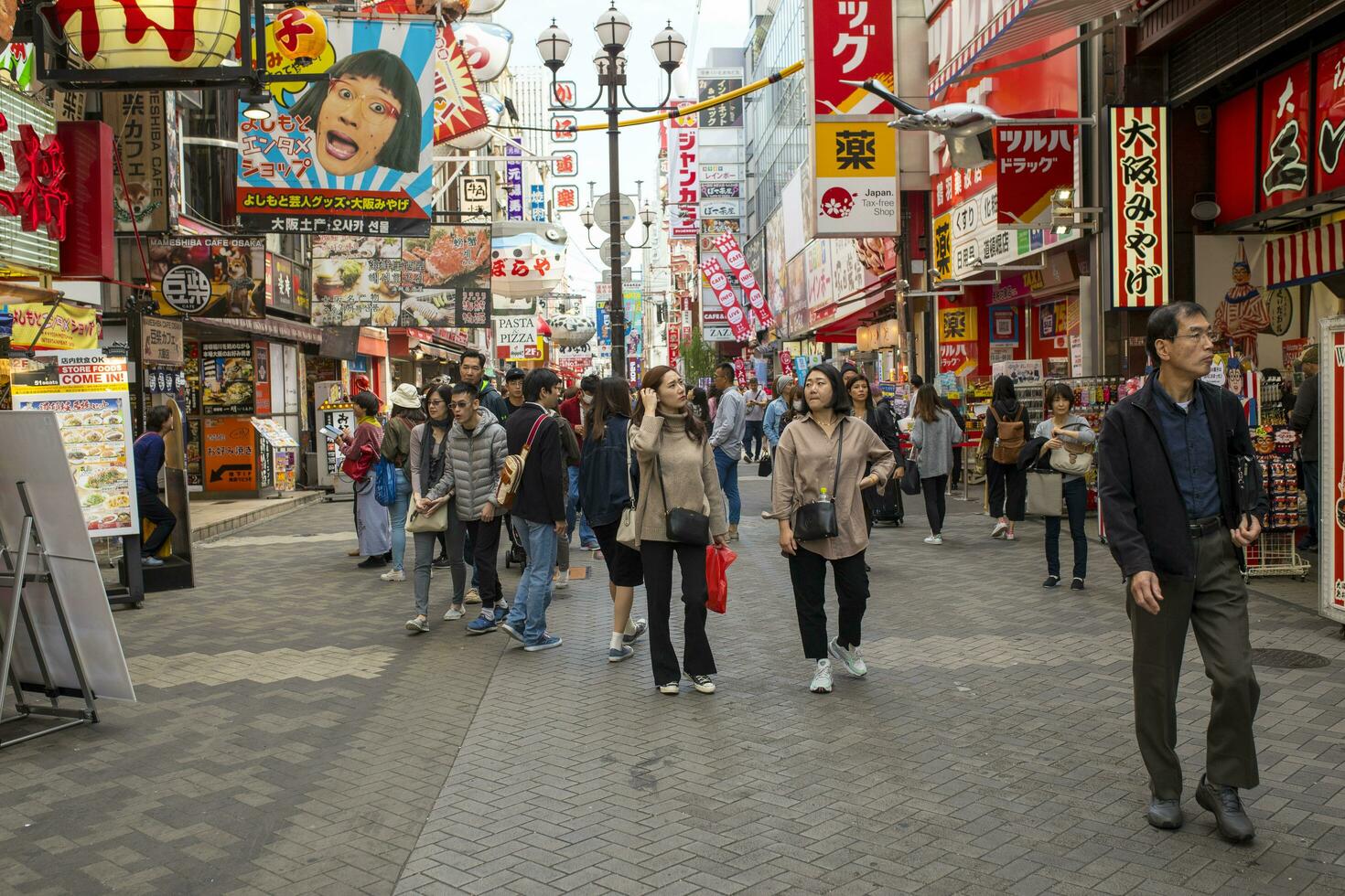 dotonbori Osaka Japón - noviembre 5, 2018 grande número de turista atracción a dotonbori distrito uno de más popular de viaje destino en Osaka Japón foto