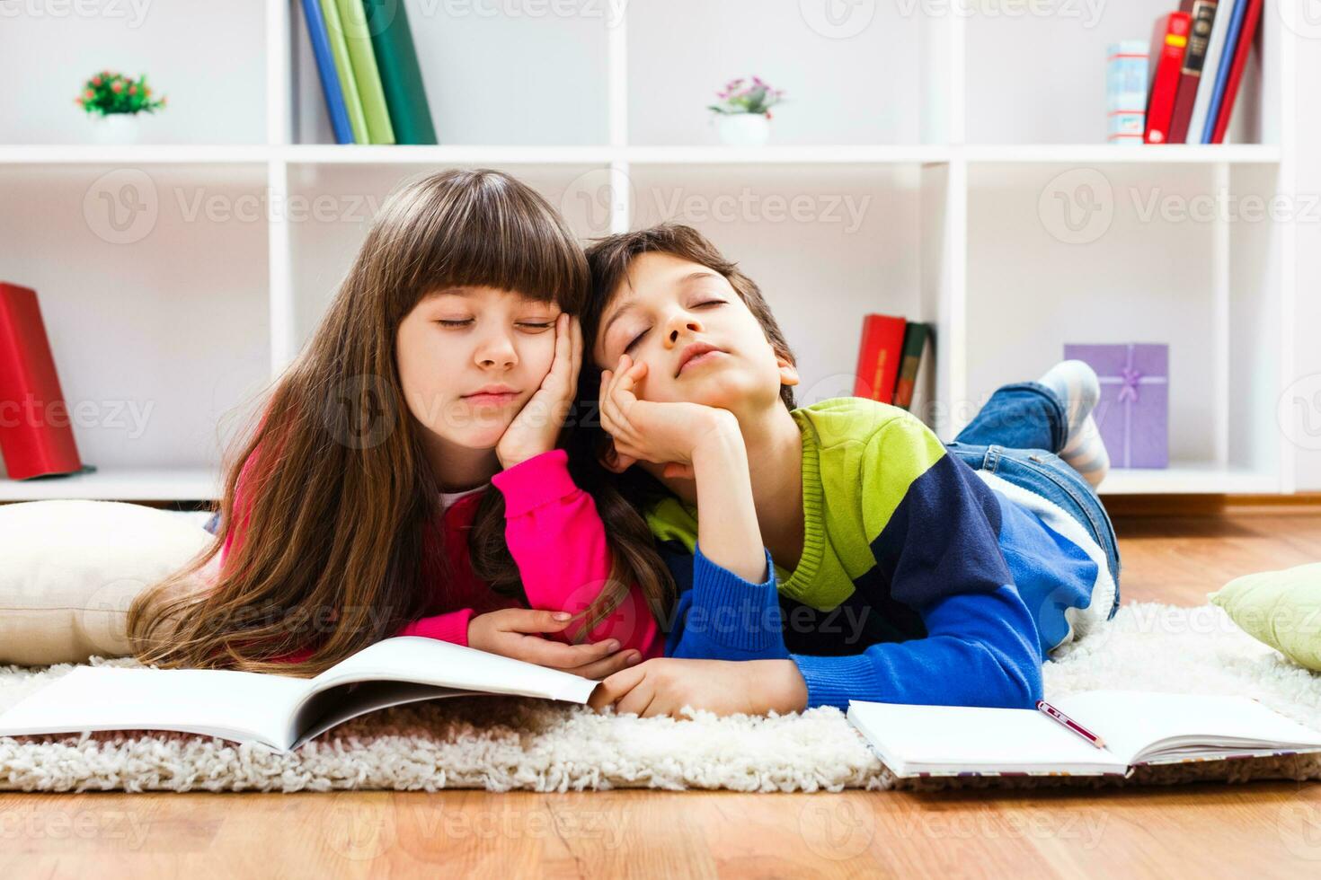 dos niños son cansado desde haciendo deberes foto