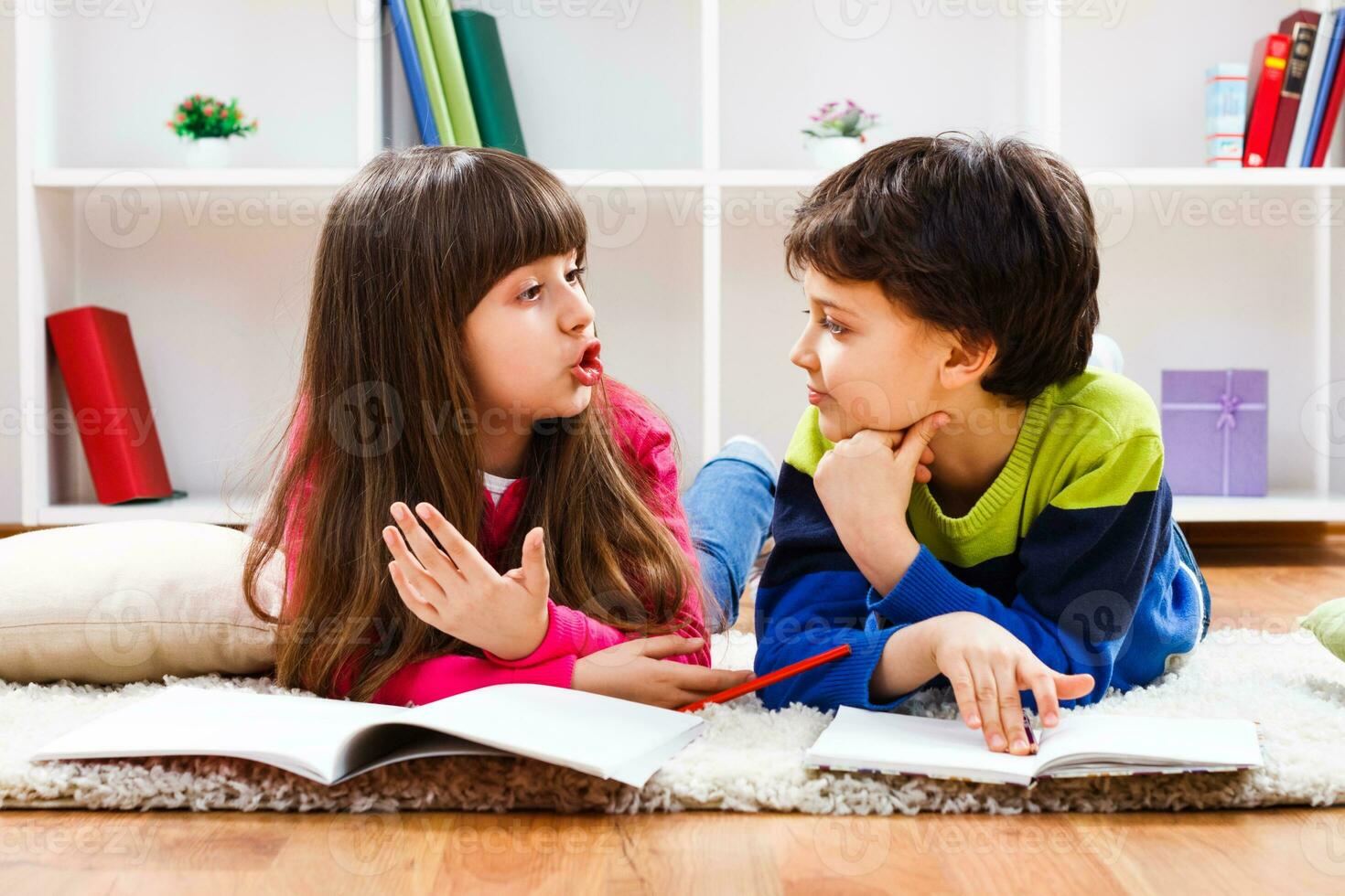 niños haciendo deberes y hablando foto