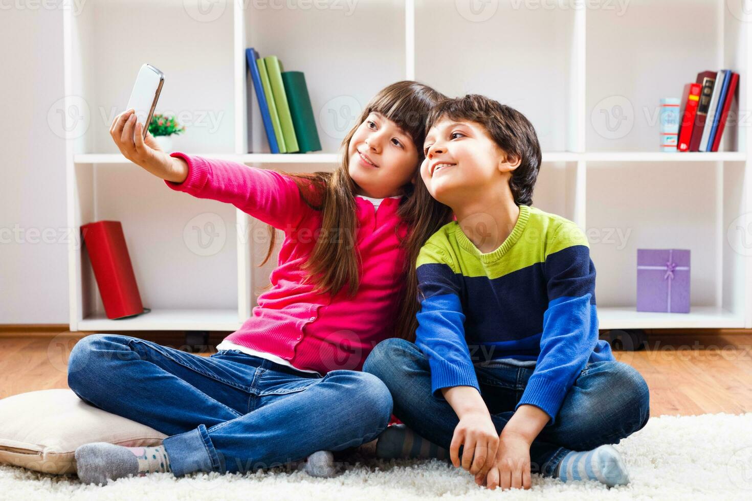 niños tomando selfie foto