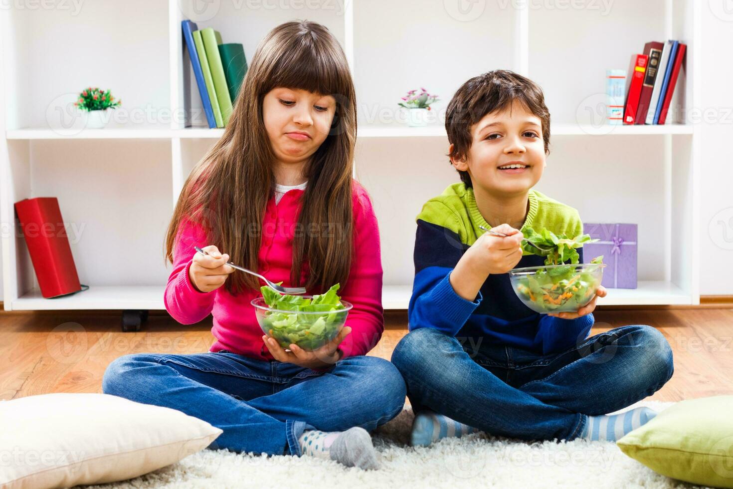 niños hacer no me gusta comer vegetales foto