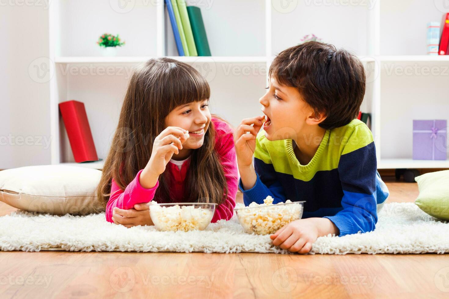 niños comiendo palomitas de maiz foto