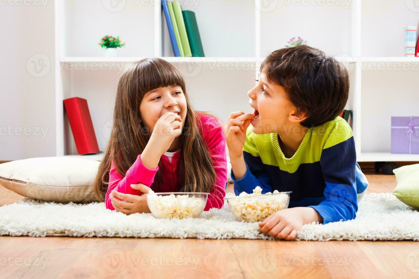 niños comiendo palomitas de maiz foto