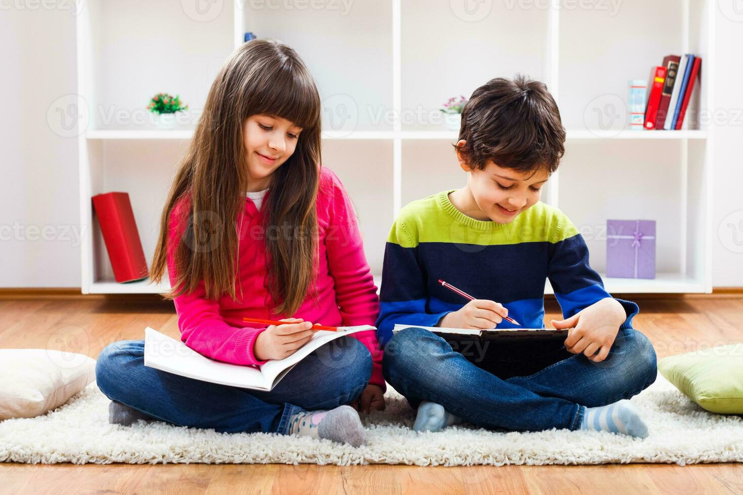 niños haciendo la tarea foto