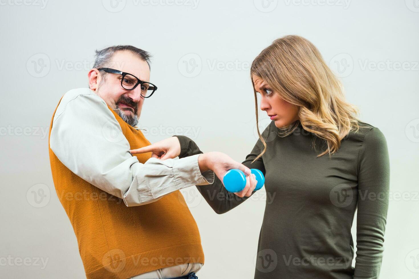 nerd hombre es flexionando músculo a espectáculo un hermosa mujer cómo fuerte él es y ella es impresionado foto