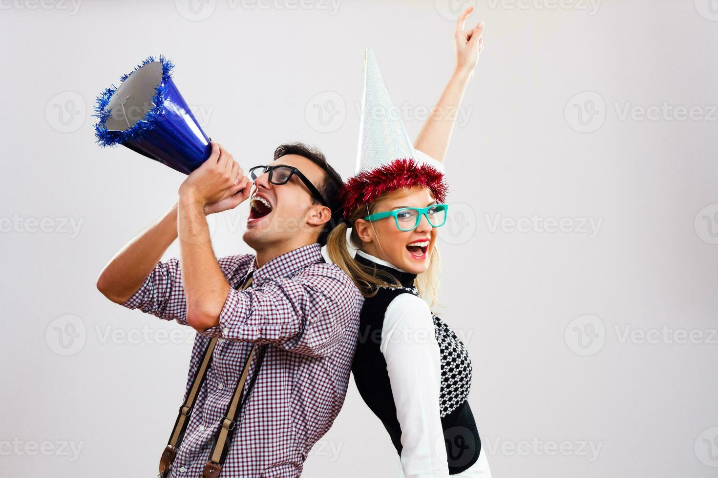 nerd hombre y mujer teniendo fiesta foto