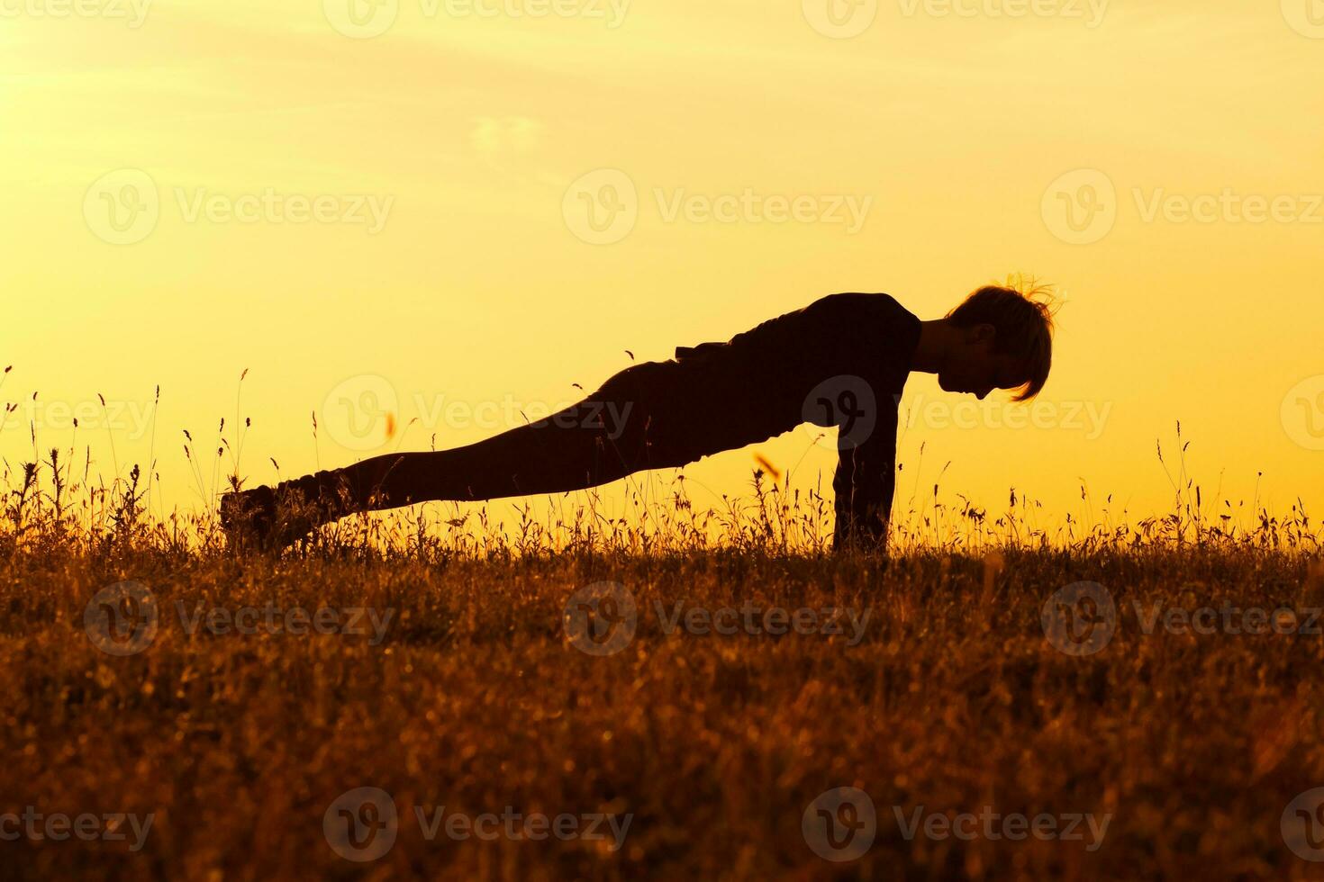 silueta de mujer haciendo yoga foto