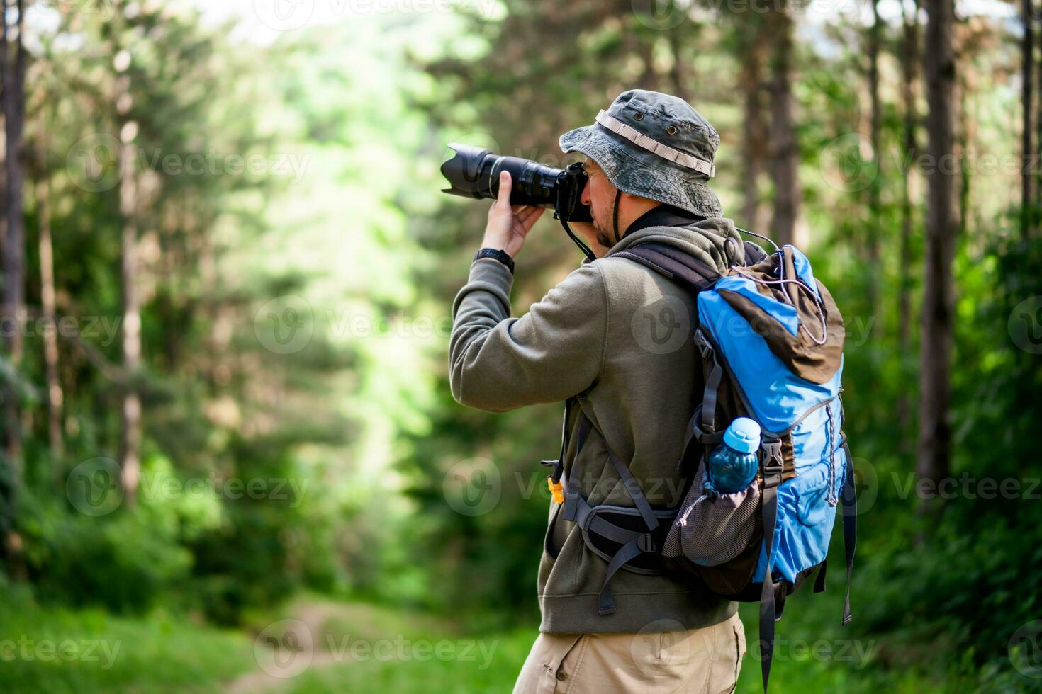 imagen de hombre fotografiando mientras excursionismo en el naturaleza foto