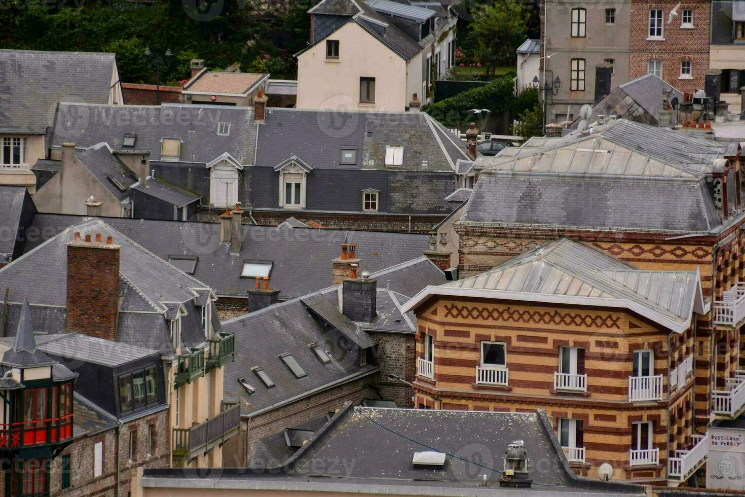 the roofs of a city are shown from above photo