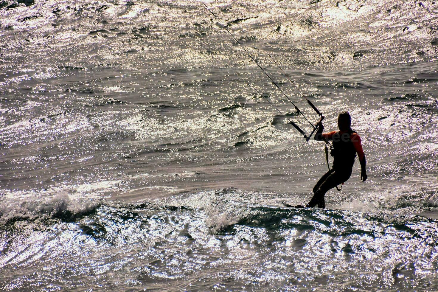 un hombre kiteboarding en el Oceano foto