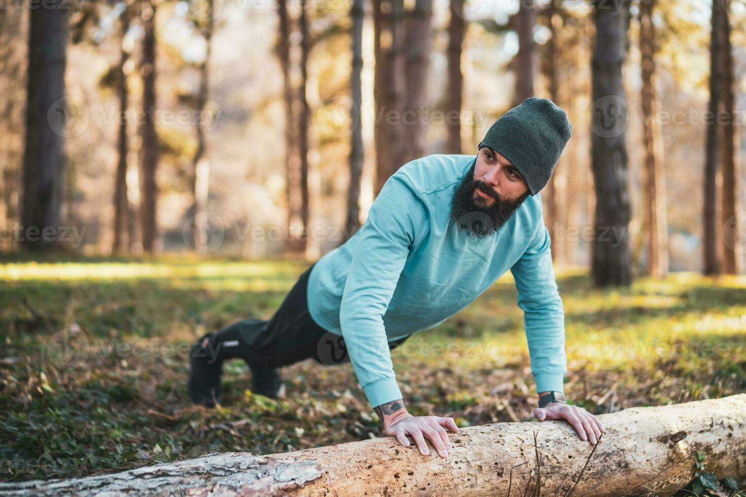 hombre con barba disfruta hacer ejercicio en naturaleza foto