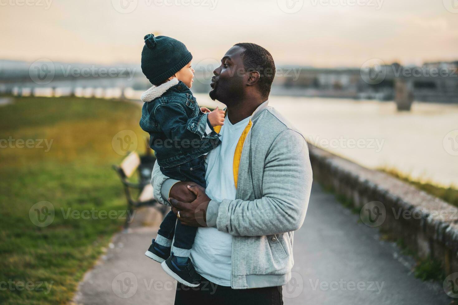 retrato de padre y su hijo disfrutar gasto hora juntos al aire libre foto