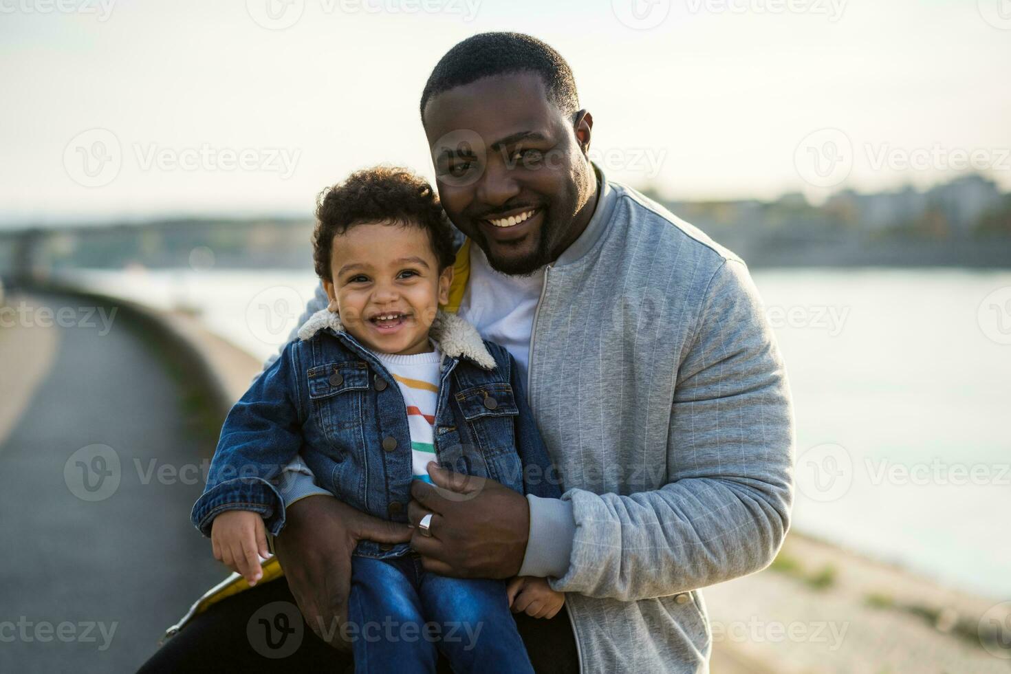 retrato de padre y su hijo disfrutar gasto hora juntos al aire libre foto