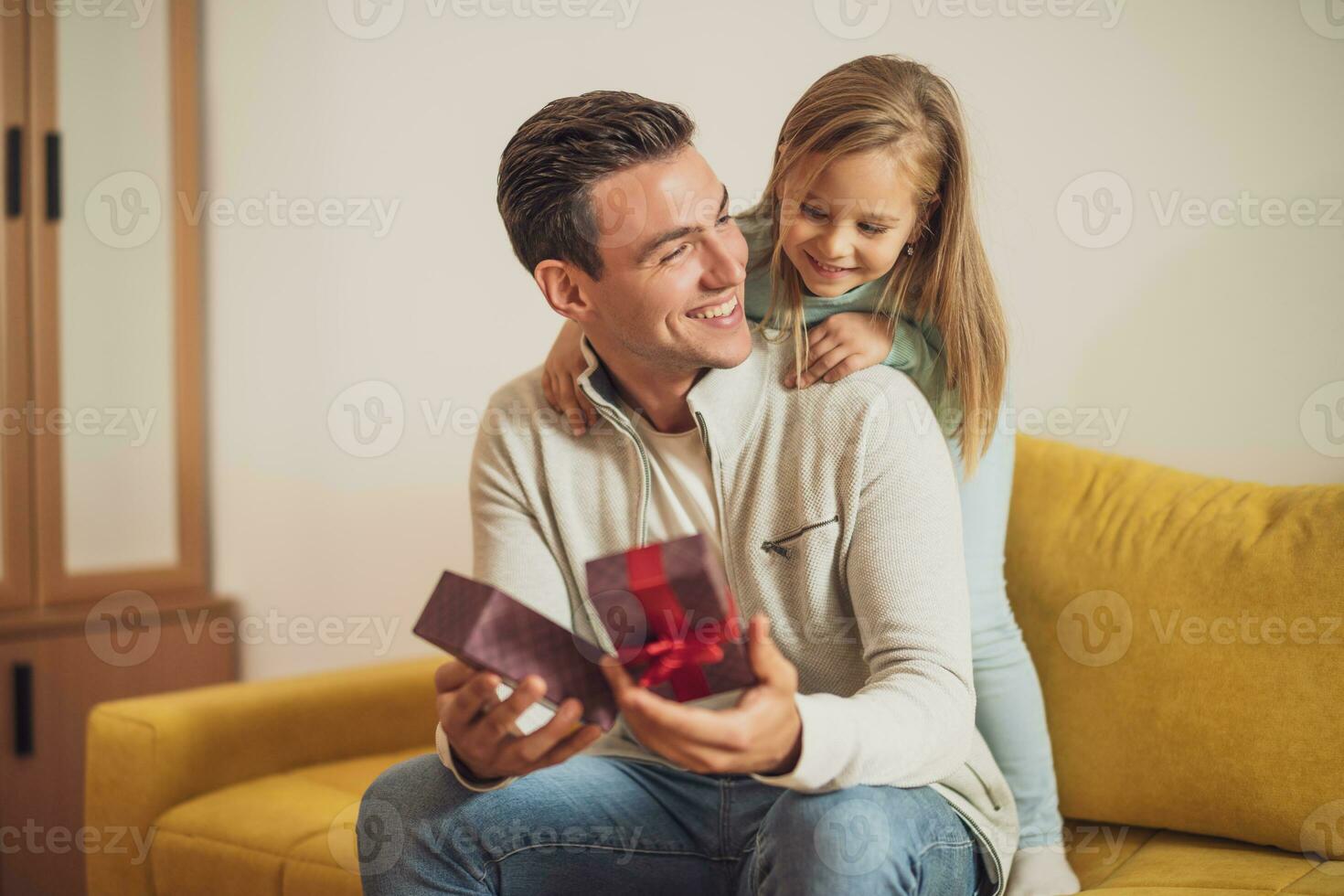 contento padre es consiguiendo regalo desde su hija foto