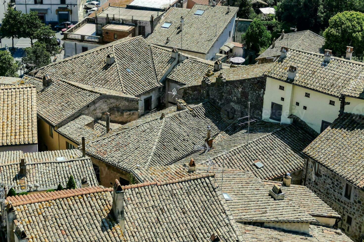 un aéreo ver de el techos de un antiguo pueblo foto