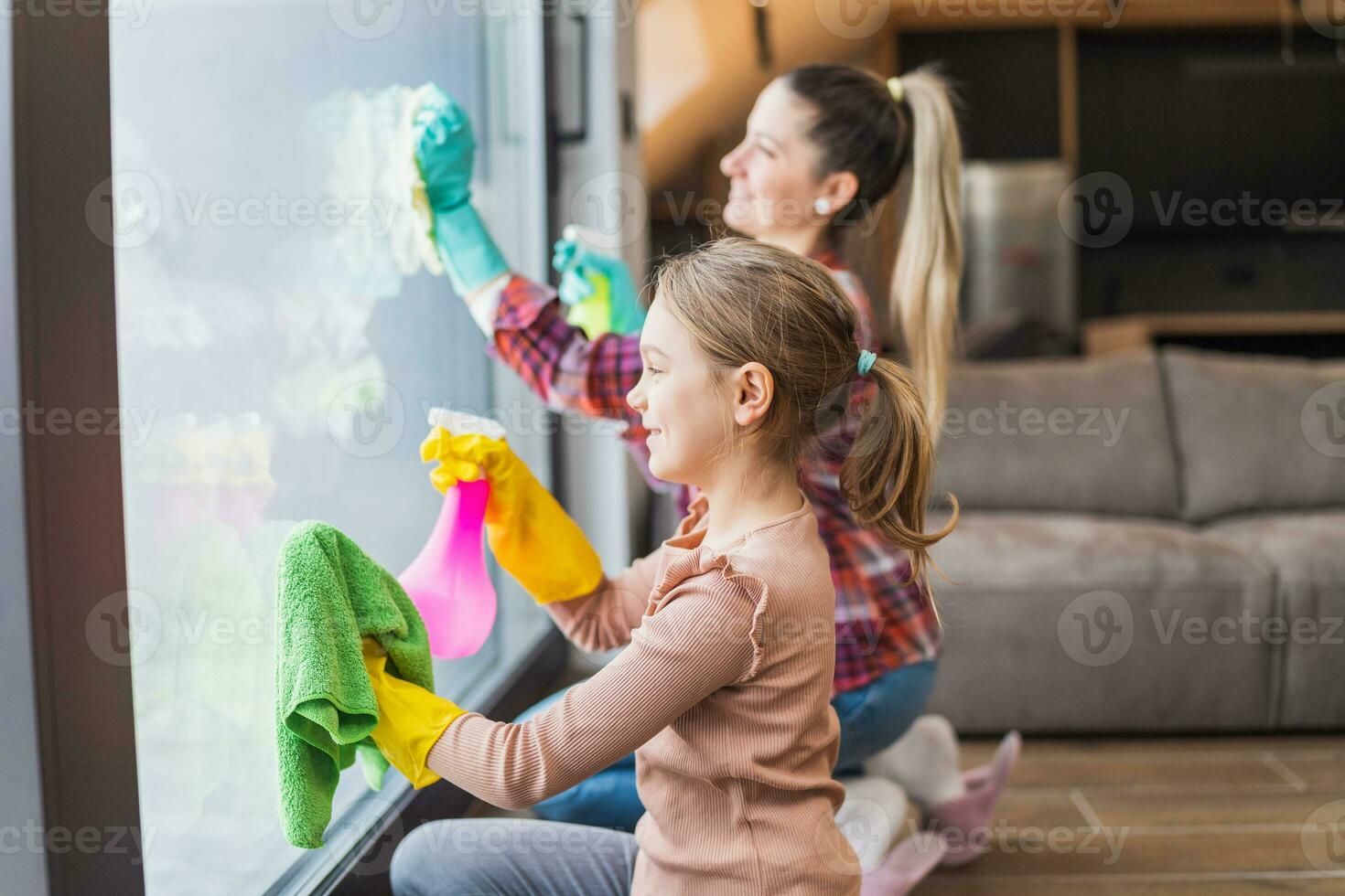 contento hija y madre limpieza casa juntos. foto