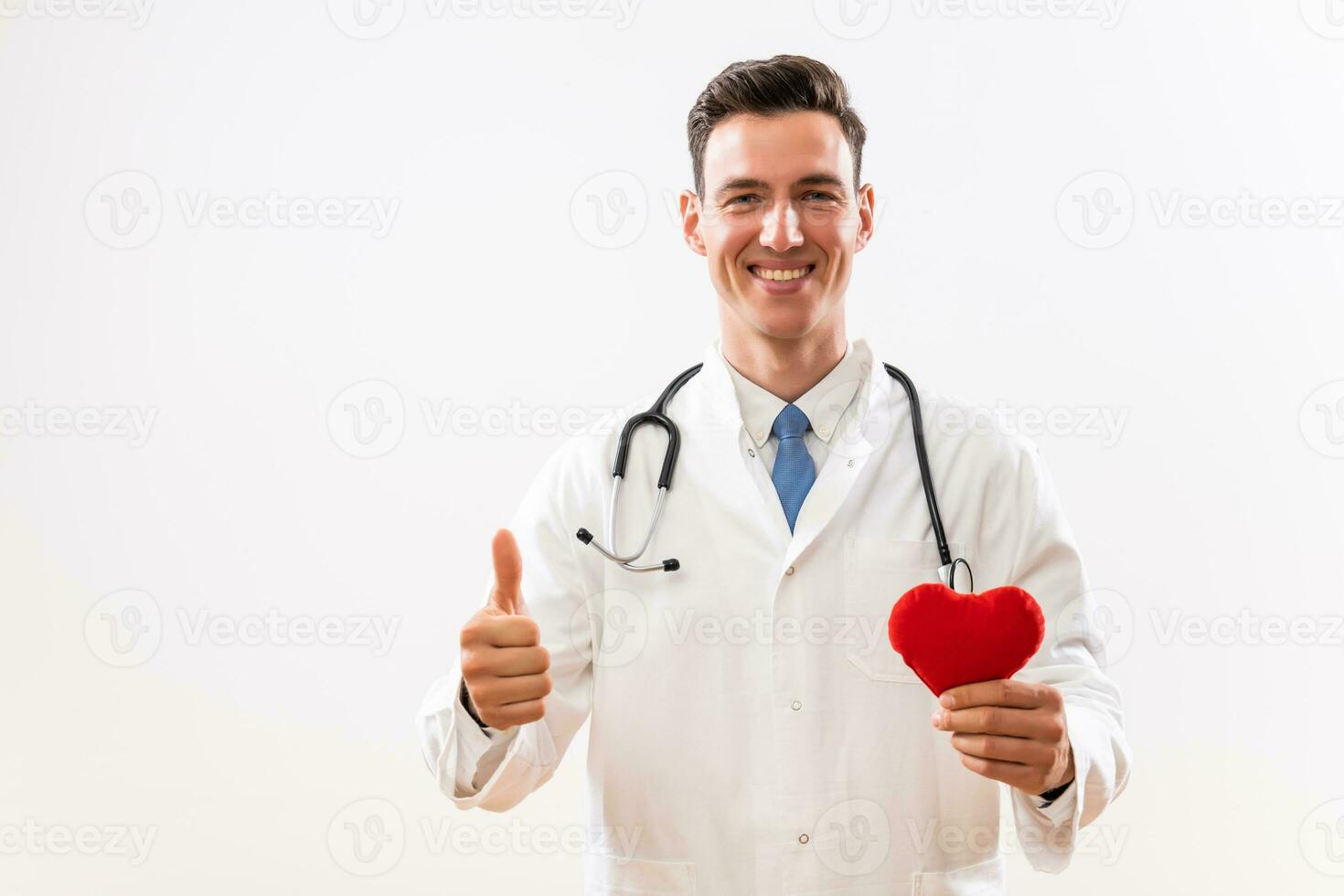 retrato de médico con estetoscopio demostración corazón forma y pulgar arriba foto