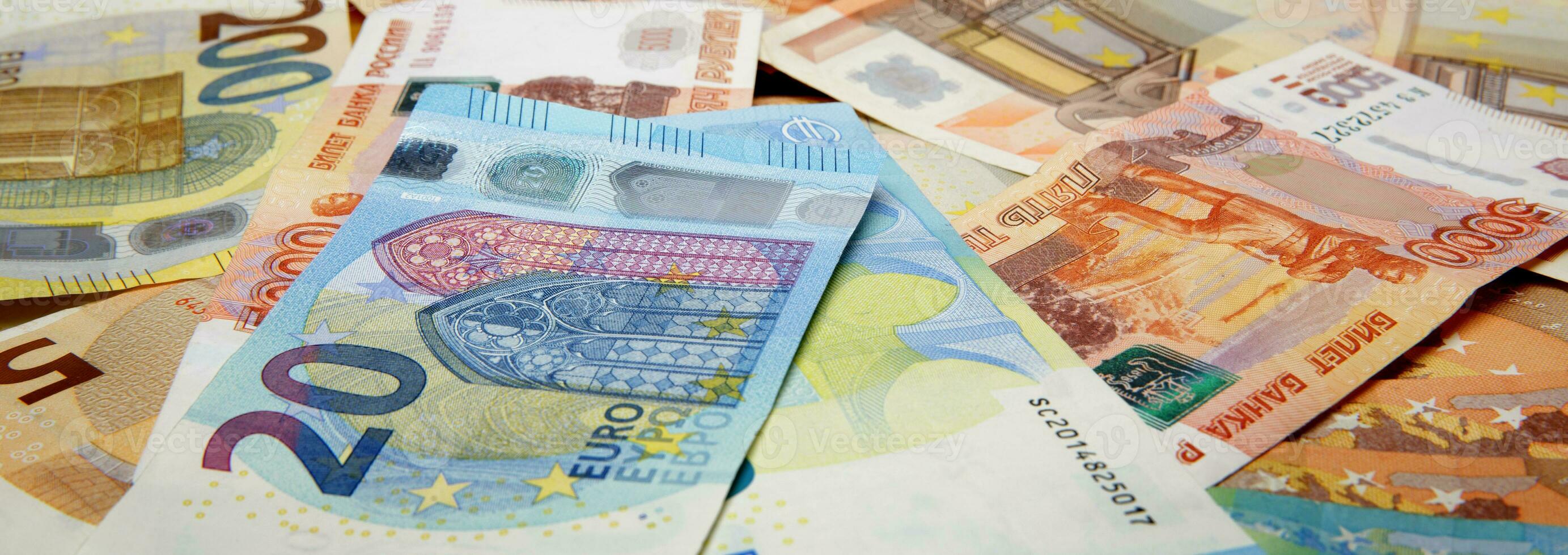 grande número de billetes de diferente valor de el euro y ruso rublos .selectivo atención . foto