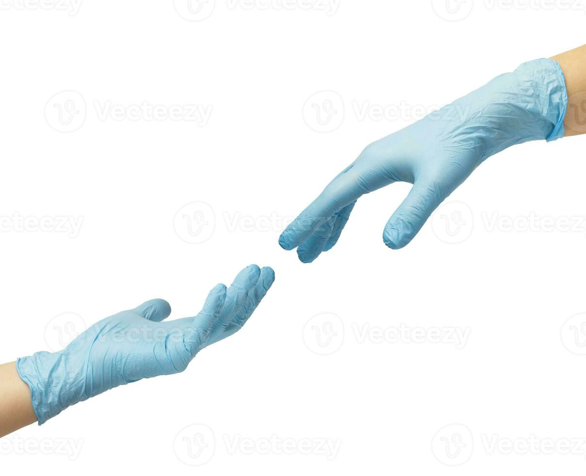 dos manos en estéril azul nitrilo guantes alcanzar fuera a cada otro. piel proteccion durante epidemias y cuarentena. allí es un sitio para texto foto