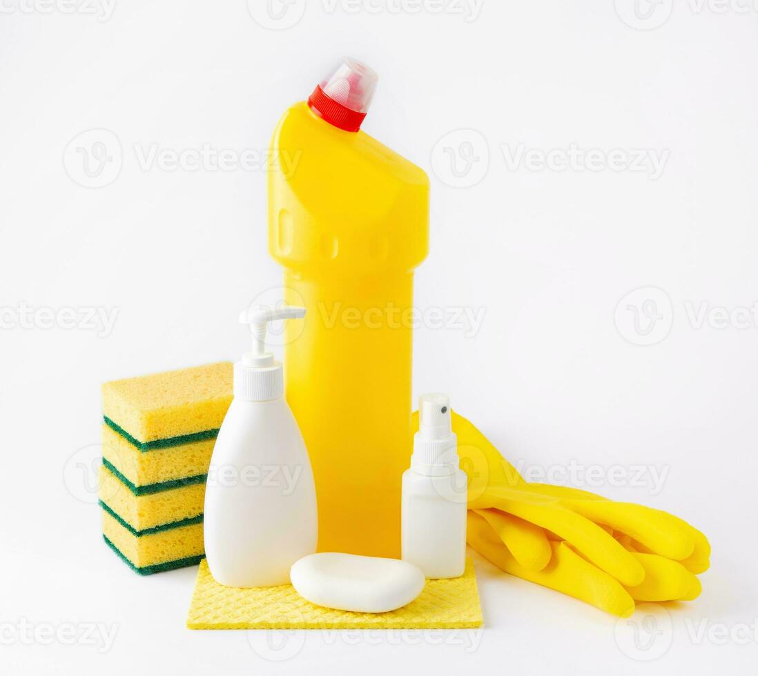 el plastico botellas para Lavado platos, vaso y losas, detergentes para microondas hornos y estufas, guantes y esponjas en un blanco antecedentes. Lavado y limpieza concepto. alto calidad foto